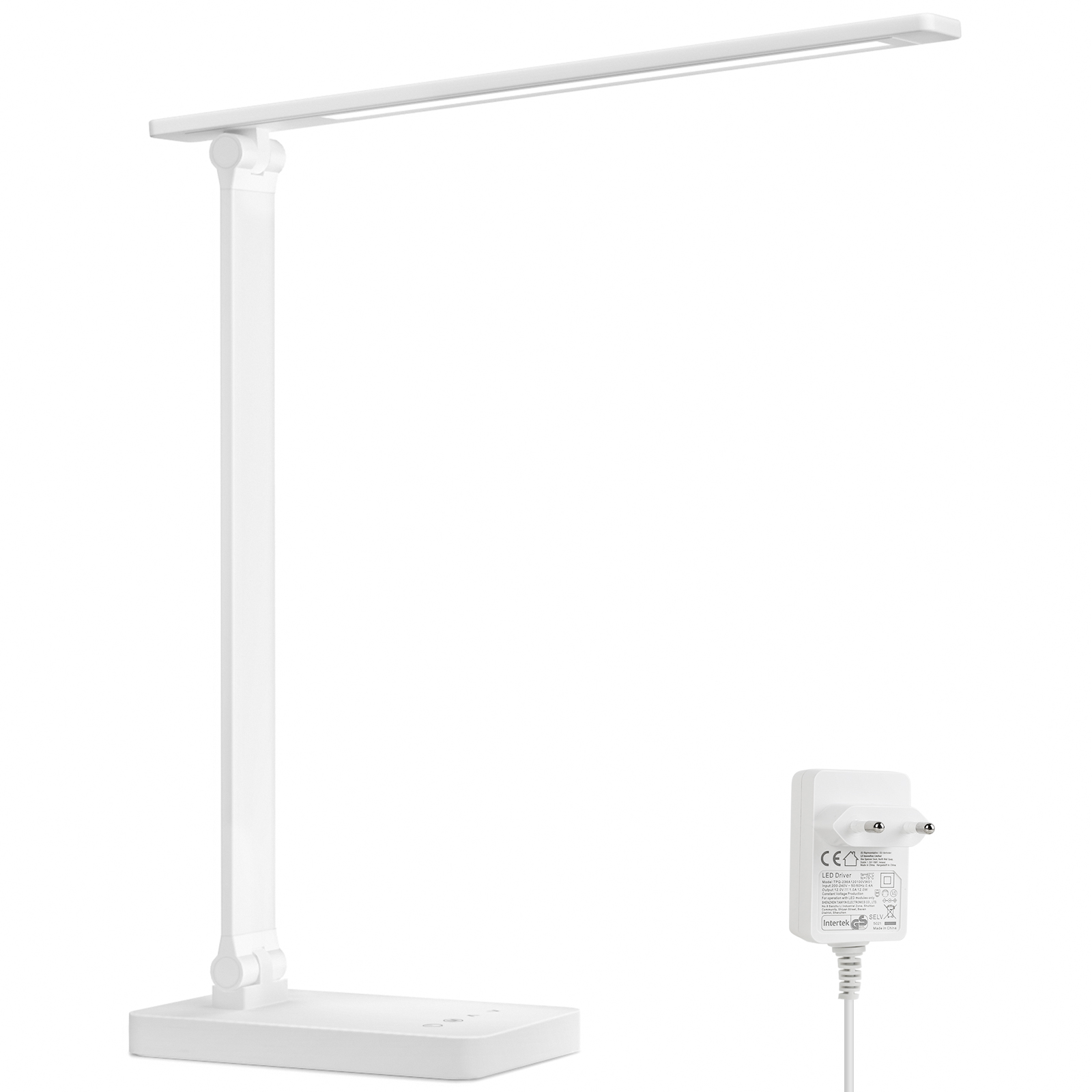 Weiße LED-Schreibtischlampe mit verstellbarem Arm und Sockel. Netzteil sichtbar. Weißer Hintergrund.