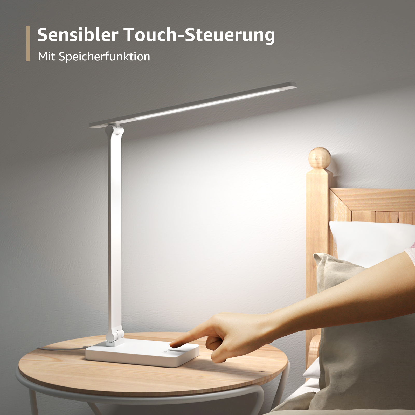 Weiße Schreibtischlampe auf einem Holztisch, Hand berührt das Licht.