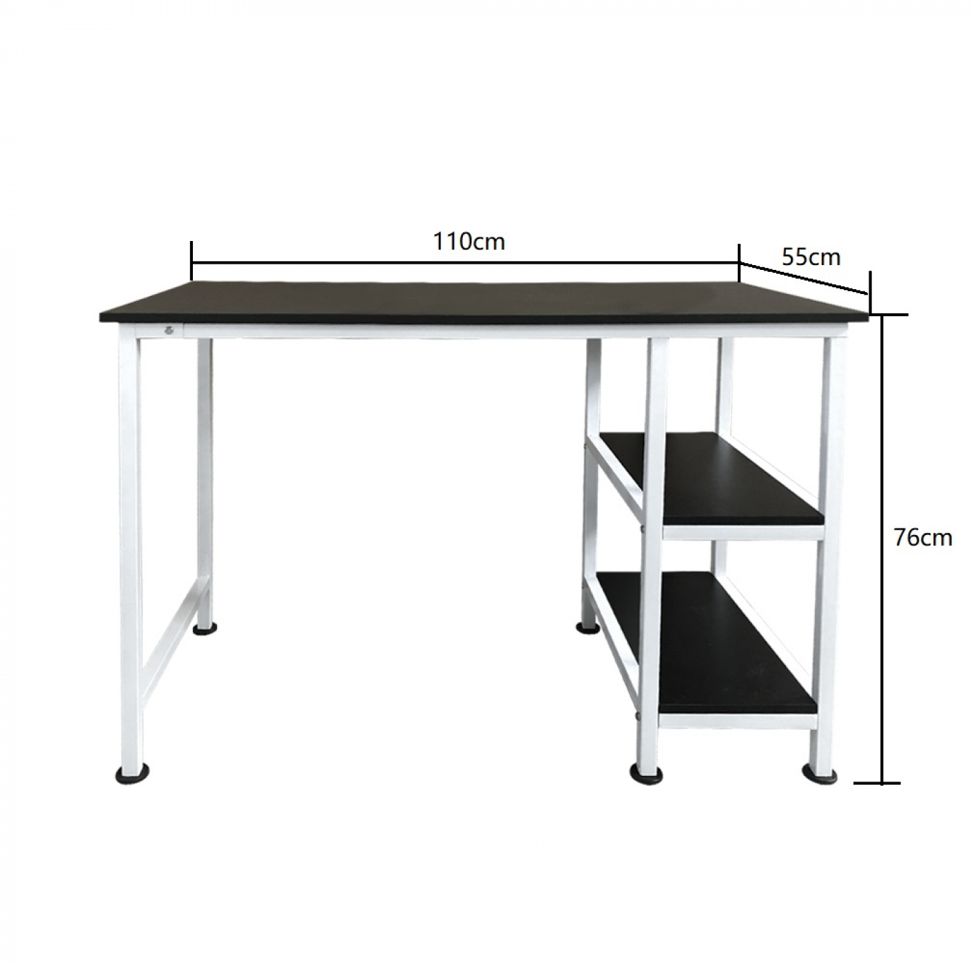 Een zwart bureau met twee planken eronder. Het bureau is 110 cm lang en 76 cm hoog. Witte metalen poten.