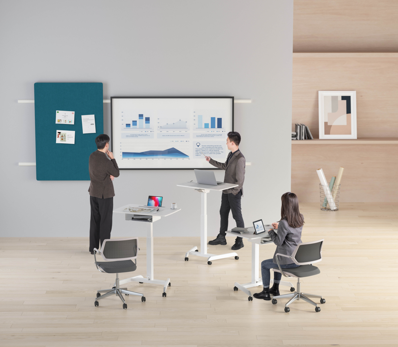 Mensen in een kantooromgeving, die presenteren met laptops en een groot scherm.