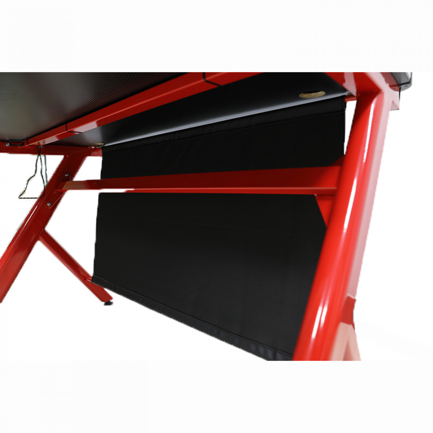 Rood gaming bureau van onderaf gezien, met een zwart stoffen paneel.