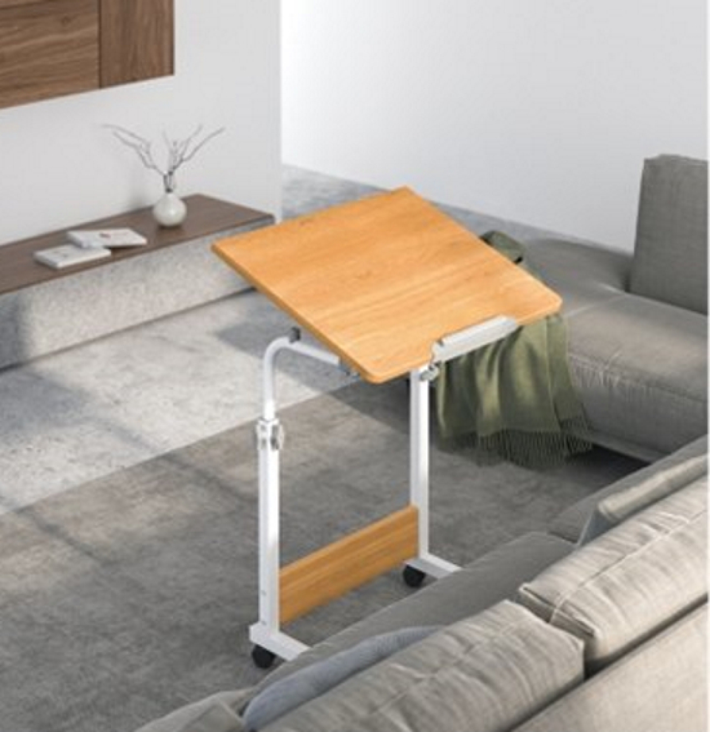 Houten laptoptafel op wielen. Wit frame, bruin tafelblad, in een woonkamer.