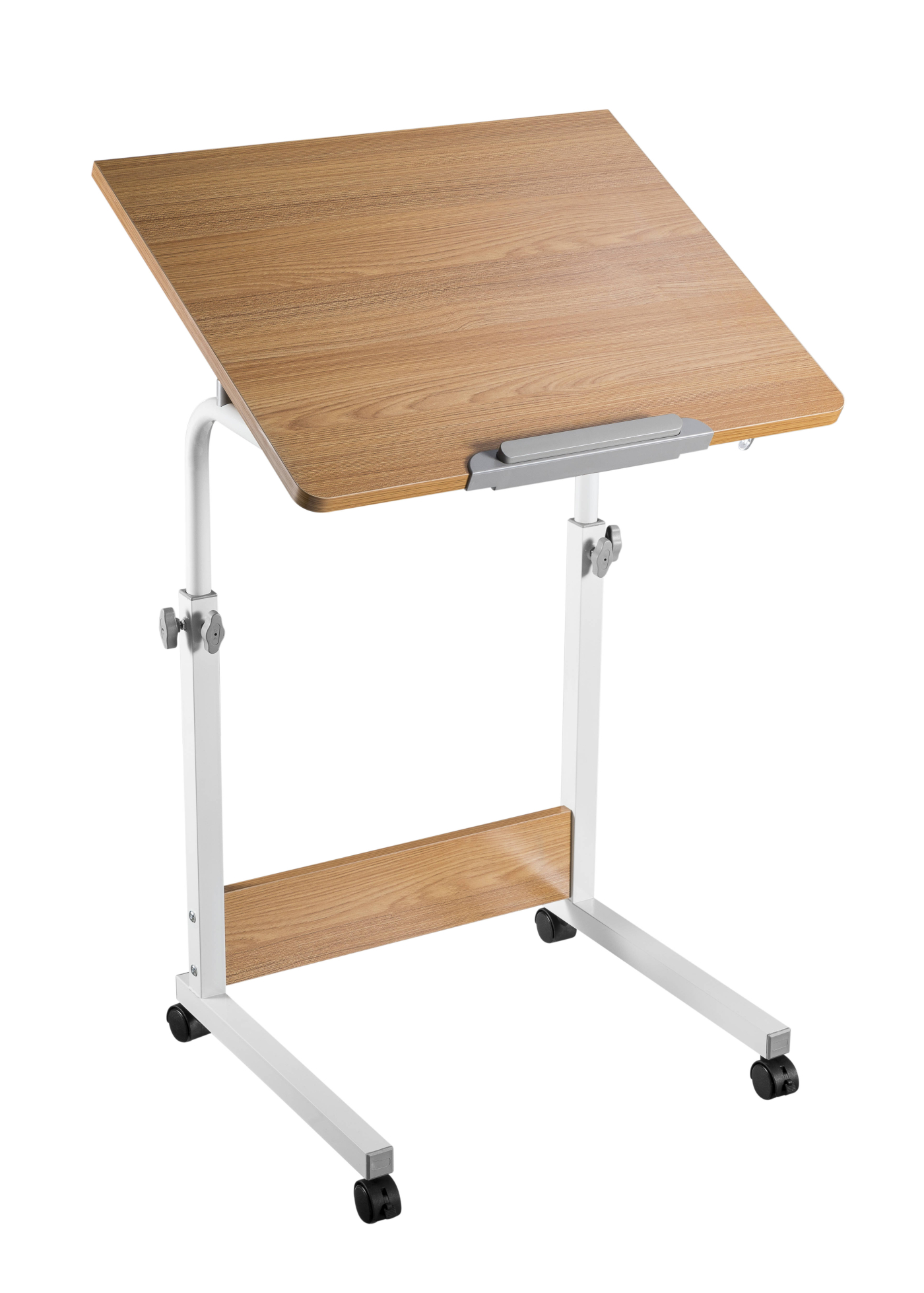 Een laptoptafel met houten blad op wielen. De bovenkant is schuin en heeft een rand om items vast te houden.