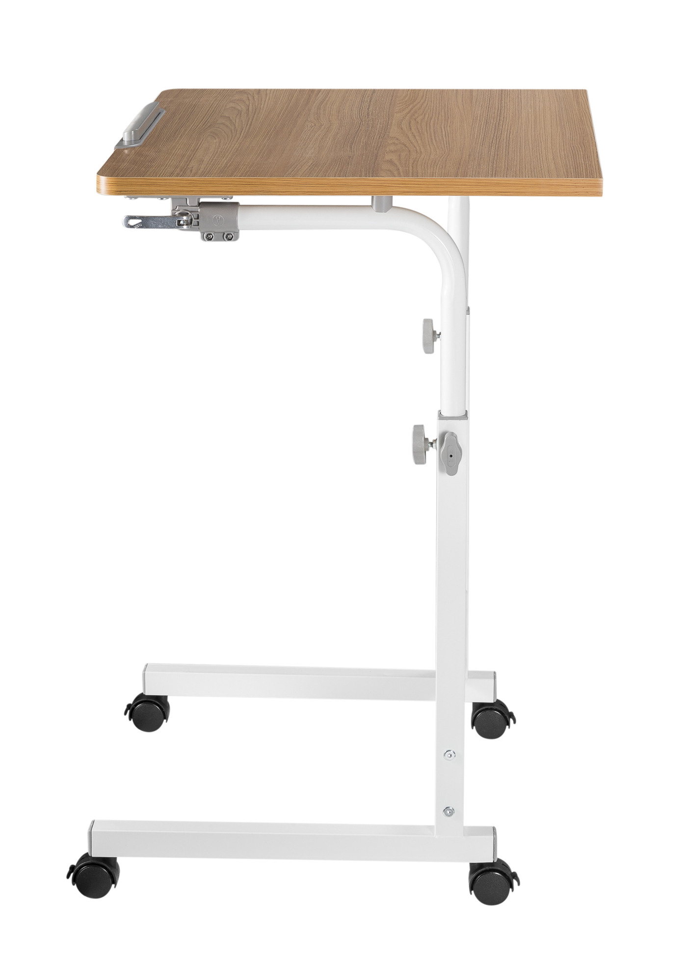 In hoogte verstelbare laptoptafel met een houten blad en wielen, geïsoleerd op wit.