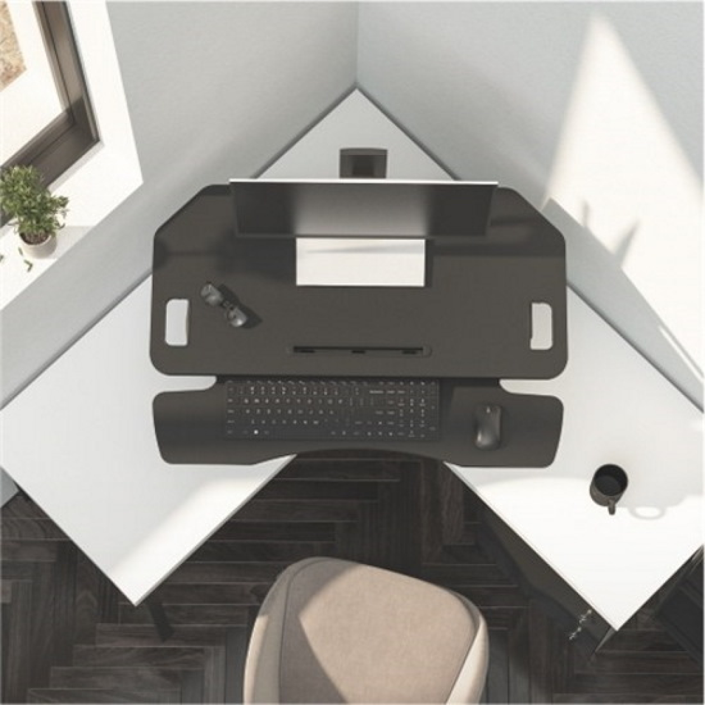 Bovenaanzicht van een hoekbureau. Zwart bureau, computer, toetsenbord, muis en plant.