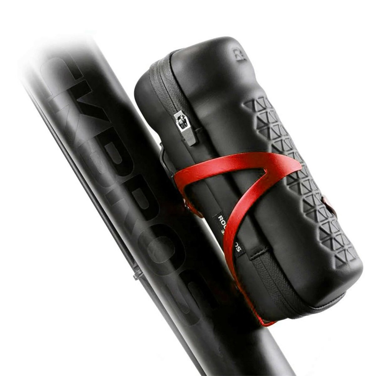 Czarny pokrowiec na bidon z czerwonym paskiem przymocowanym do ramy roweru.