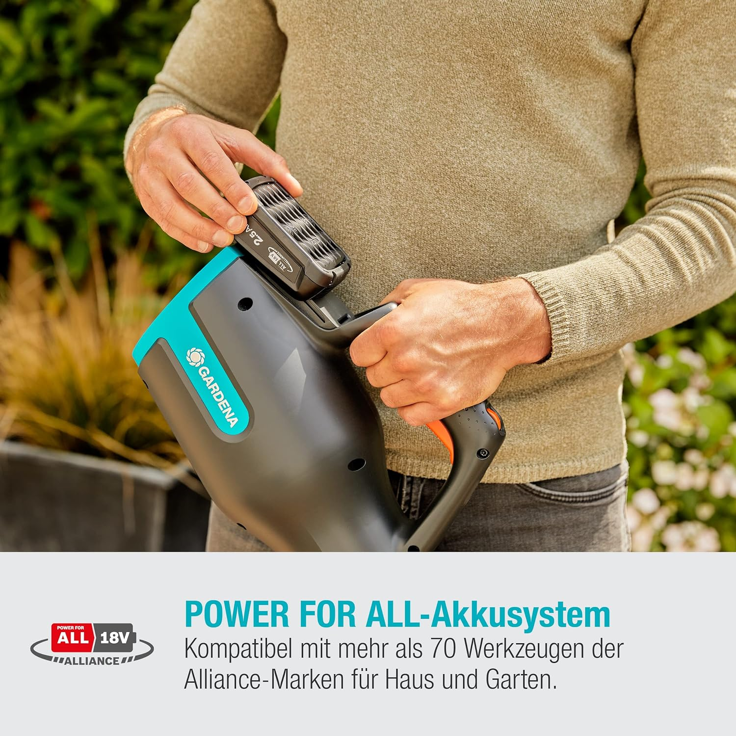 Persoon die een zwart en teal GARDENA accugereedschap vasthoudt, een batterij wordt geplaatst.