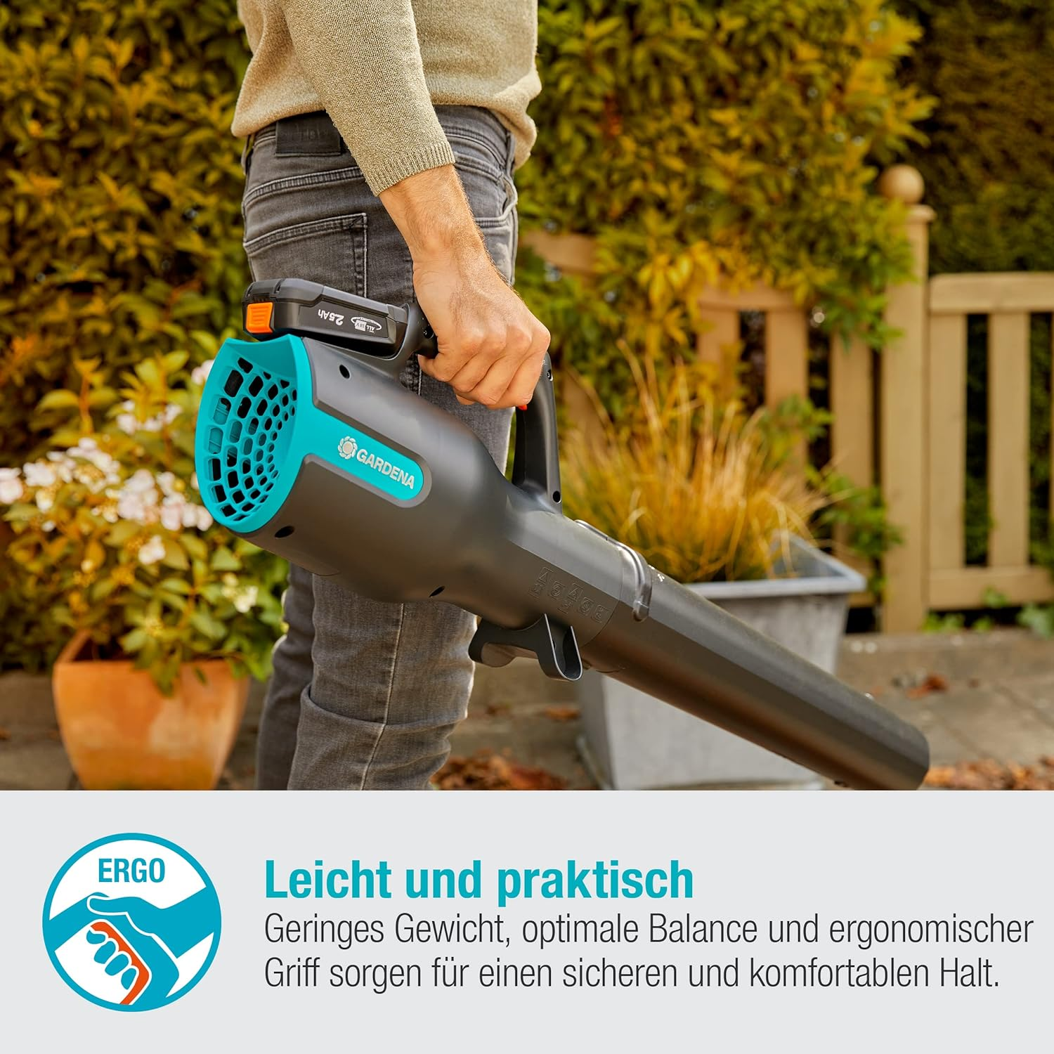 Persoon die een turkoois-zwarte bladblazer vasthoudt. Tekst: Licht en praktisch, ergonomische grip.