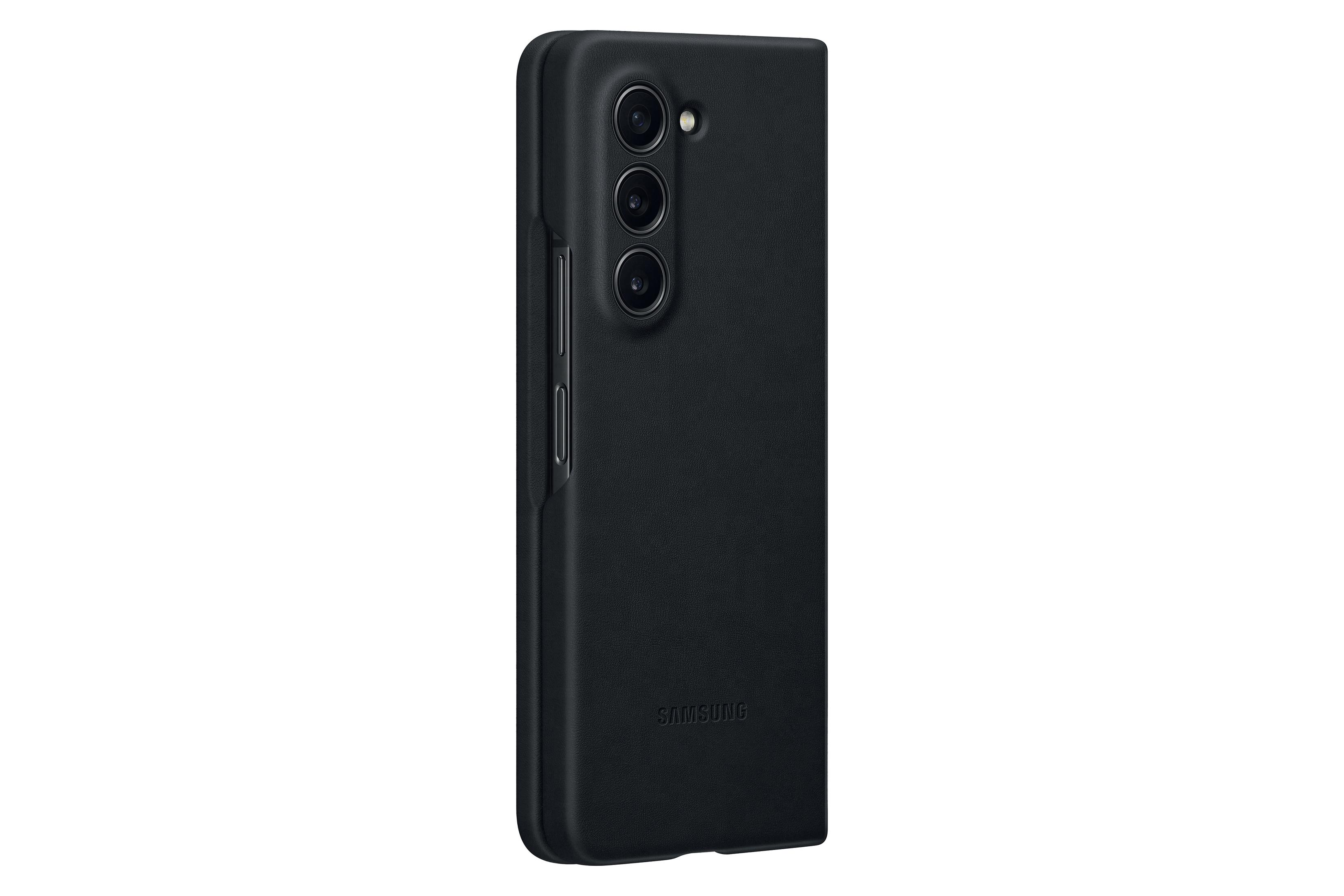 Zwarte Samsung opvouwbare telefoon, gesloten, achterkant met camera's. Witte achtergrond.