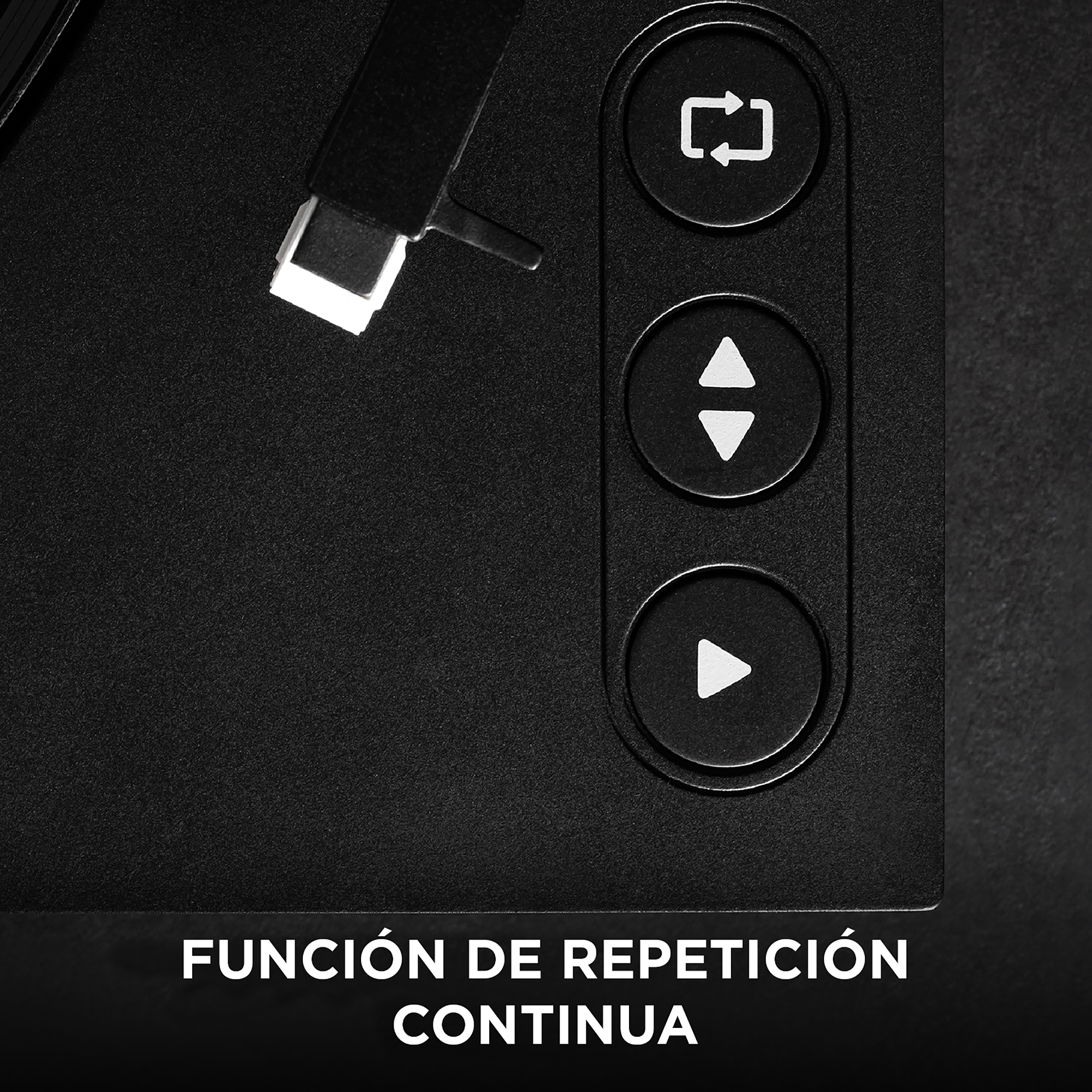 Primo piano di un dispositivo elettronico nero con pulsanti e porta USB.