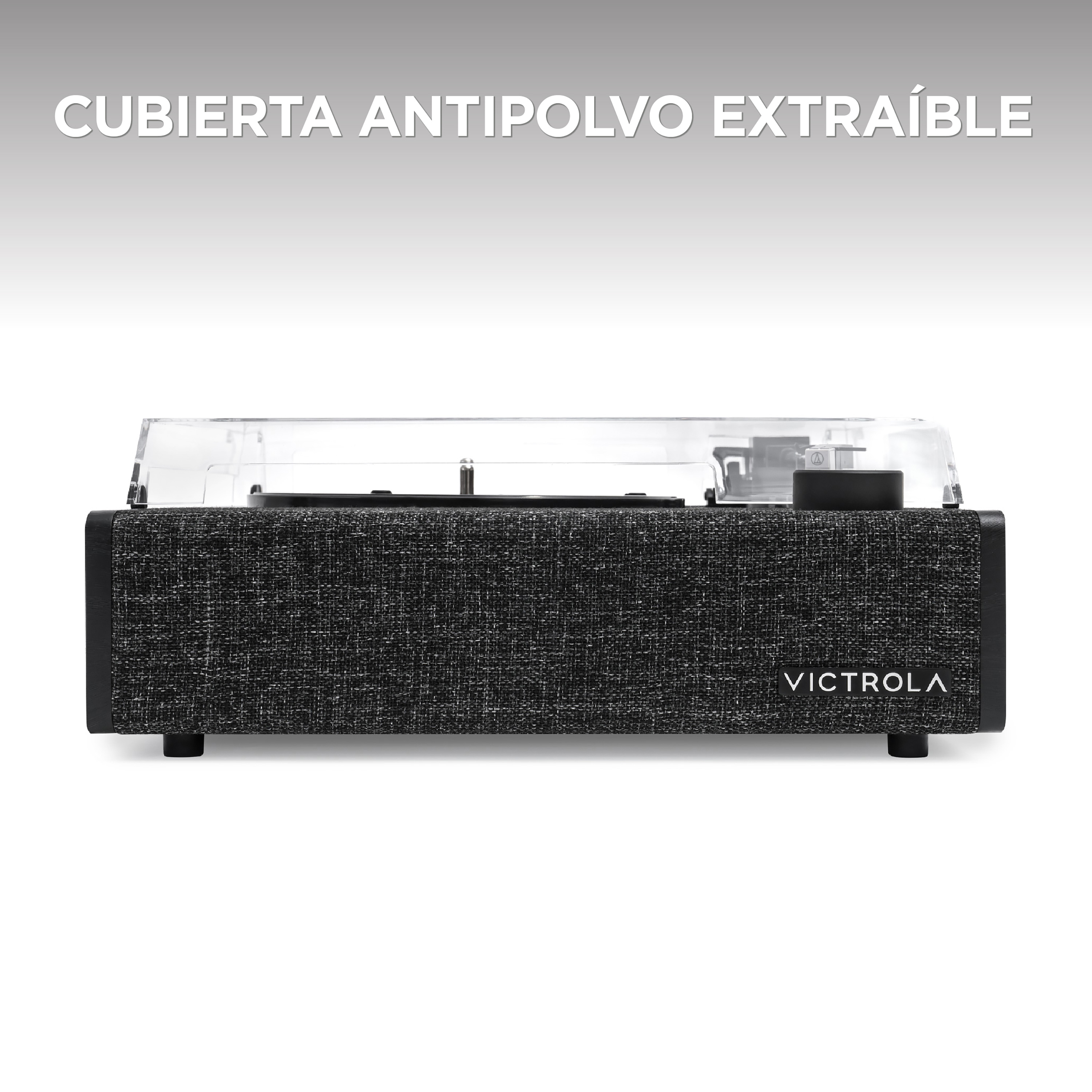 Un giradischi Victrola nero con un coperchio antipolvere trasparente.
