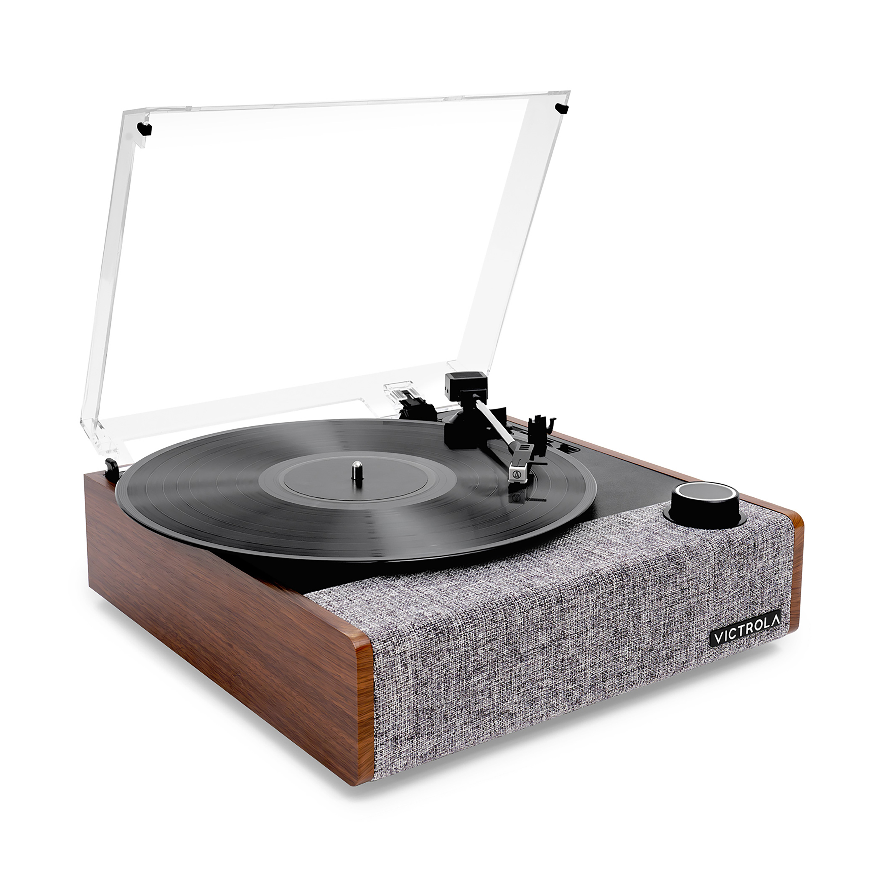 Un giradischi Victrola in legno con una copertura trasparente è su una superficie bianca.