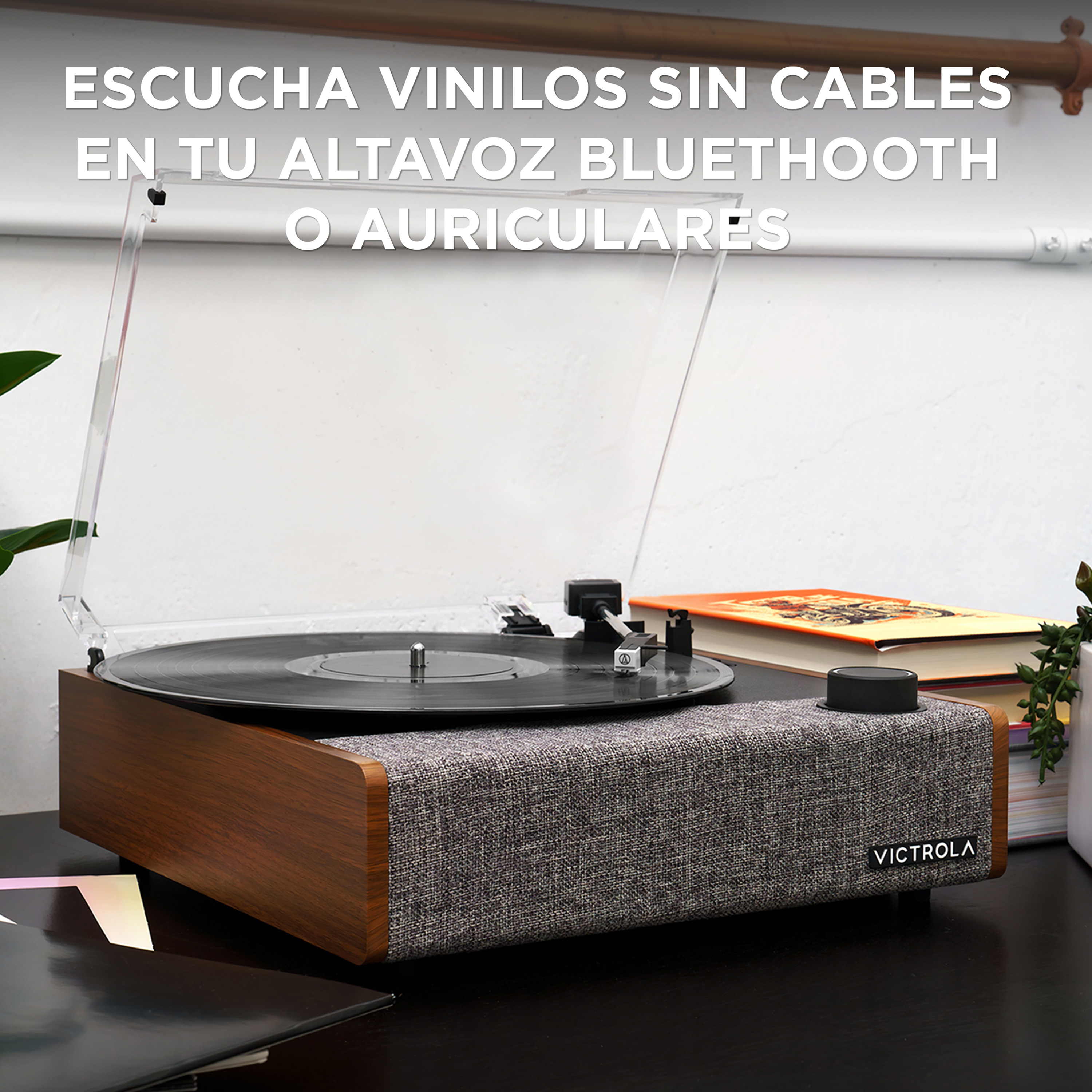 Un giradischi con un disco in vinile sopra. È appoggiato su un tavolo.