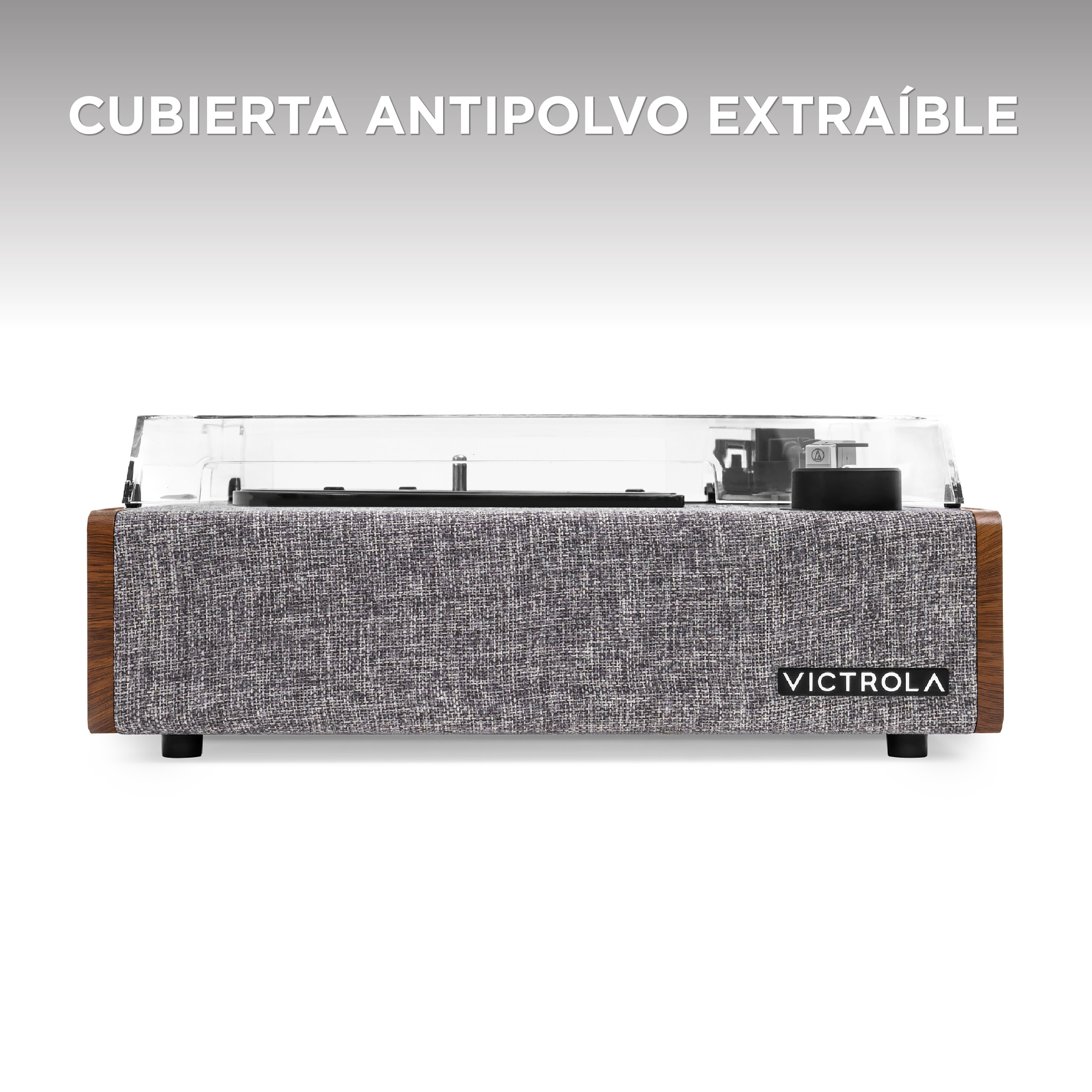 Giradischi Victrola con coperchio trasparente e base in legno, tessuto grigio. Sfondo bianco.