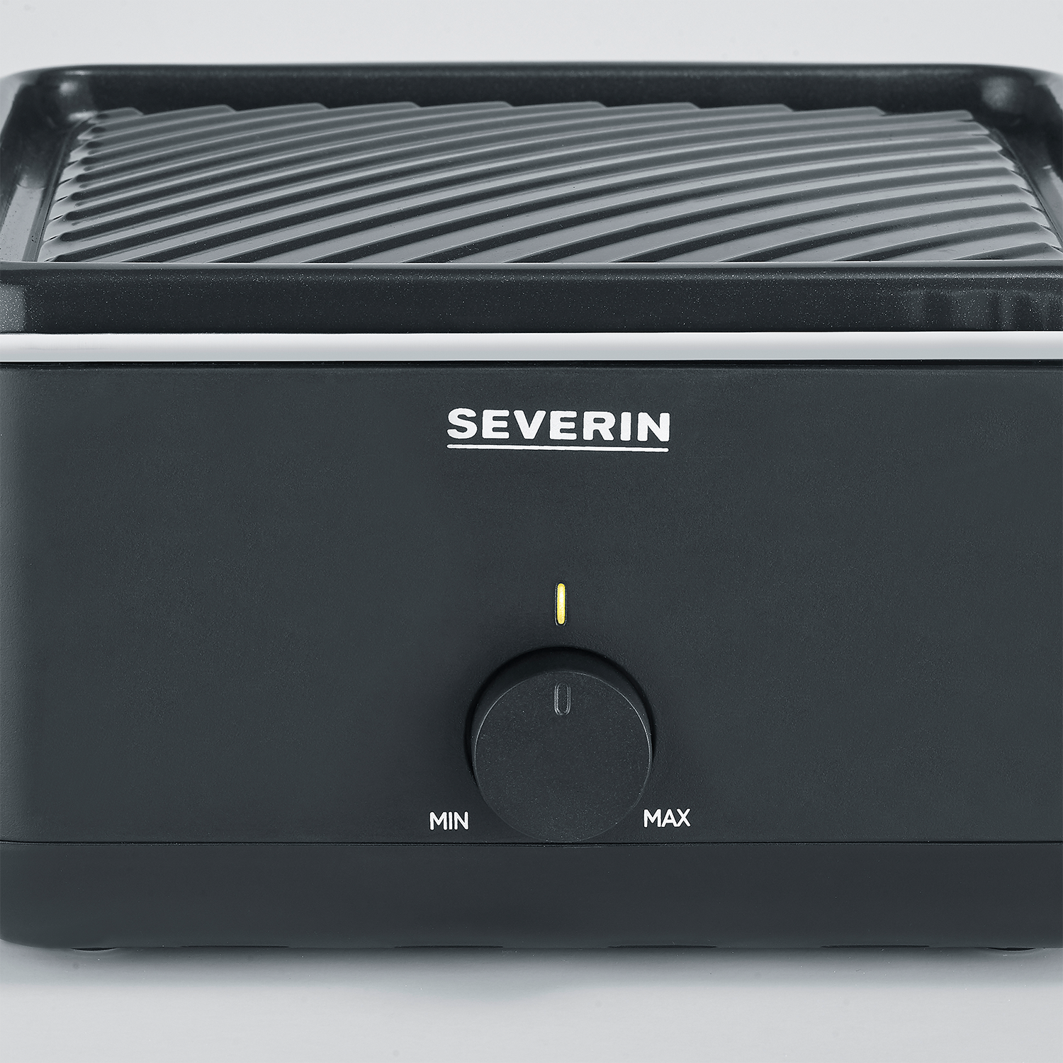 Schwarzer Elektrogrill mit Drehknopf 'MIN' und 'MAX' beschriftet, Marke 'SEVERIN'.