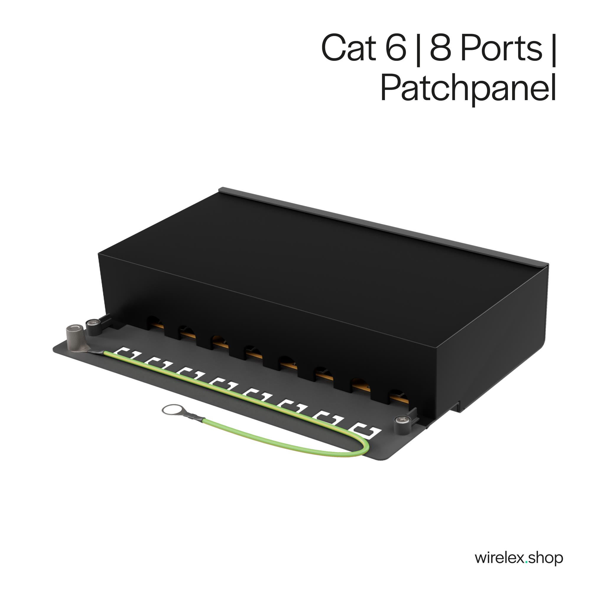 Schwarzes Cat 6 Patchpanel mit 8 Ports. Grünes Erdungskabel ist befestigt. Weißer Hintergrund.