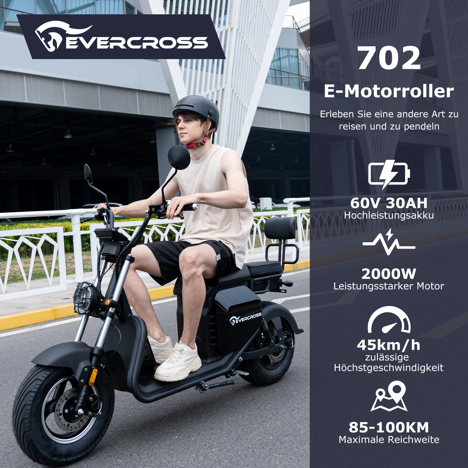 Ein Mann fährt mit einem schwarzen Evercross-Elektroroller auf einer Straße.