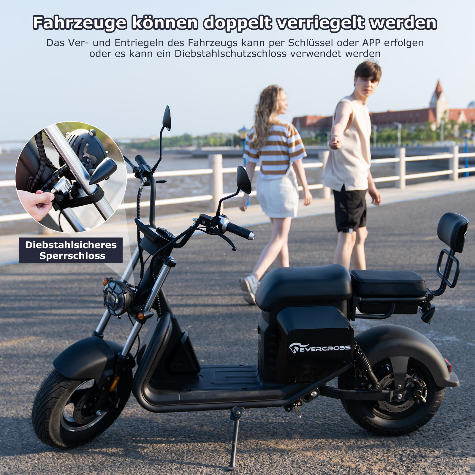Schwarzer Elektroroller mit zwei Personen, die gehen. Nahaufnahme des Rollerschlosses. Fahrzeug kann doppelt verriegelt werden.
