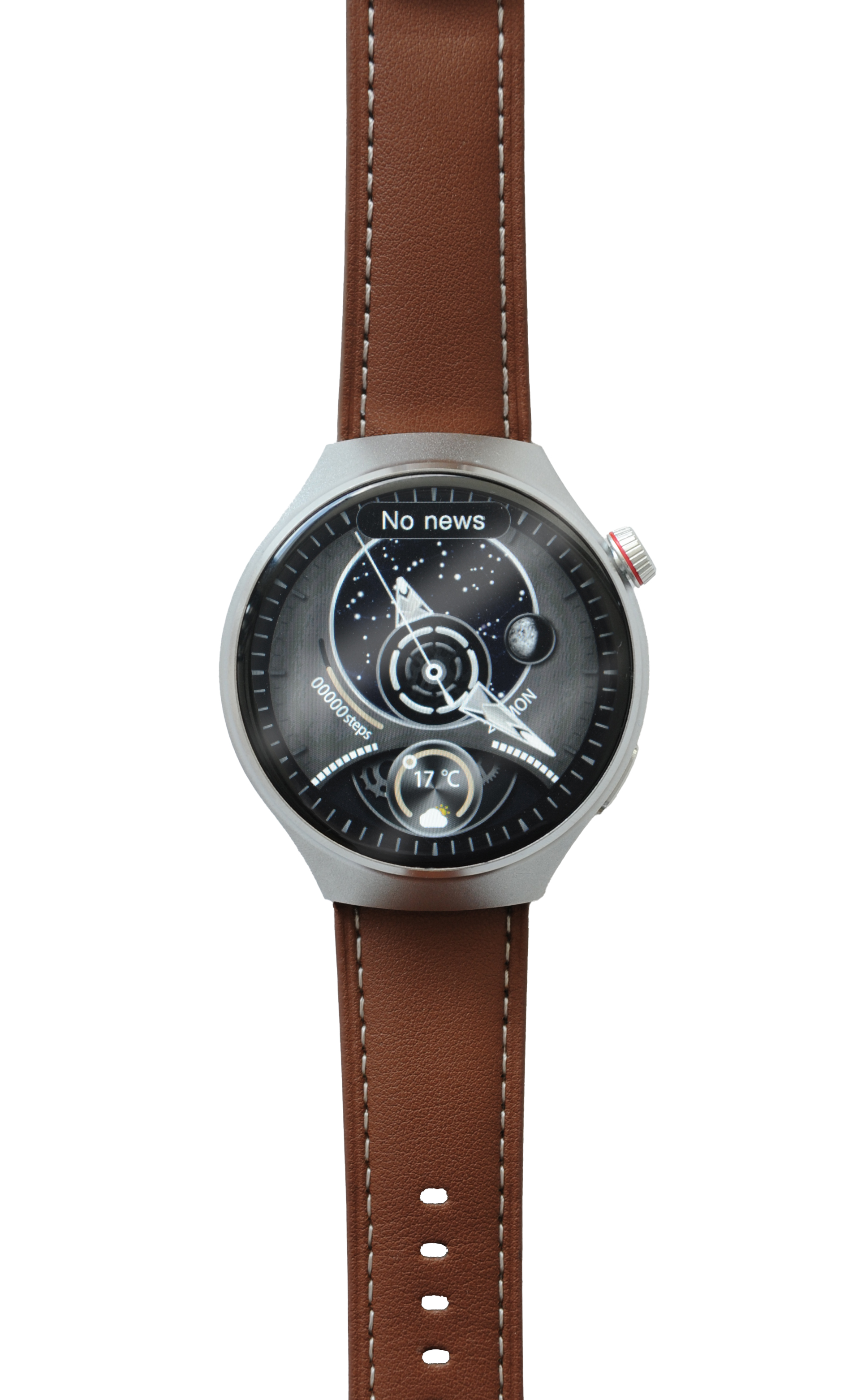Uno smartwatch argentato con cinturino in pelle marrone, che mostra un quadrante con l'ora.