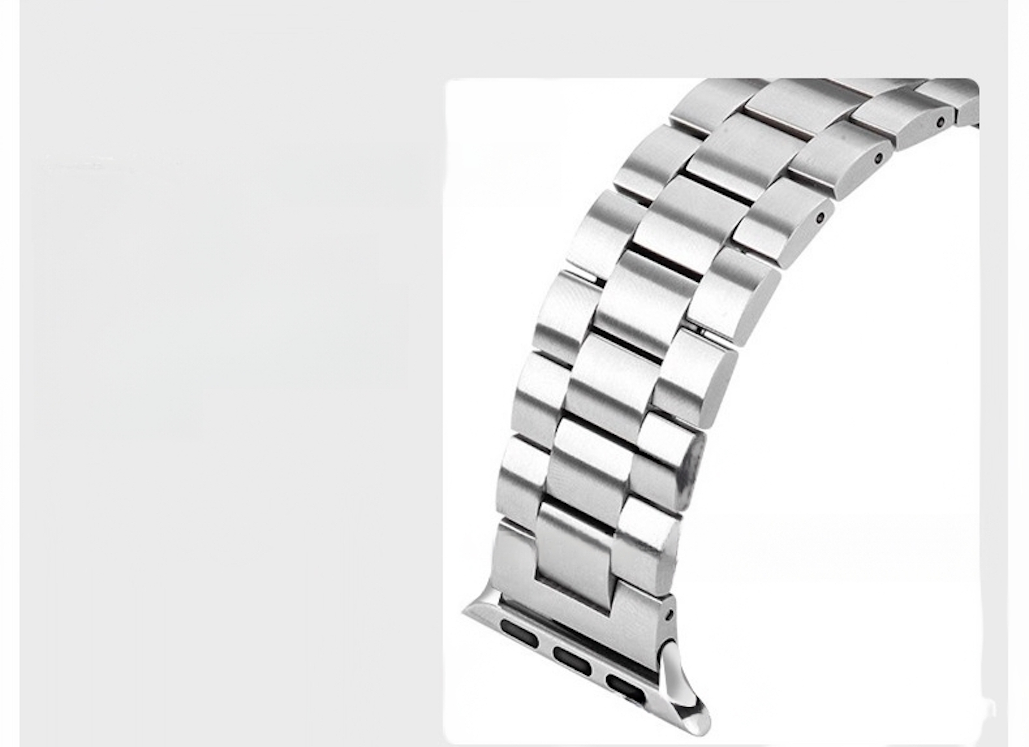 Una sezione curva di un cinturino d'orologio argentato, con finitura metallica lucida e sfondo bianco.