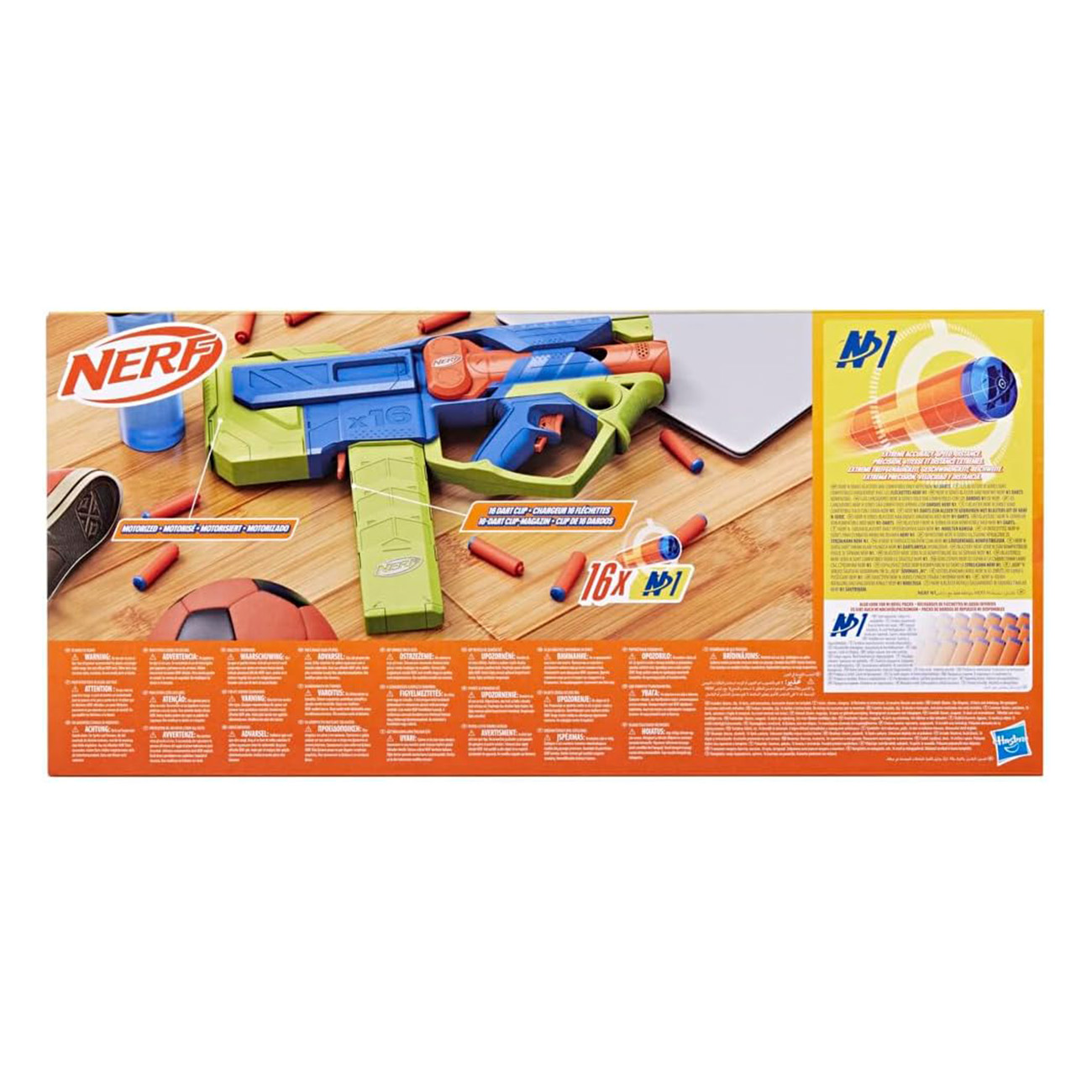 Pistolet Nerf, rzutki i piłka nożna na stole. Tekst w wielu językach na opakowaniu.
