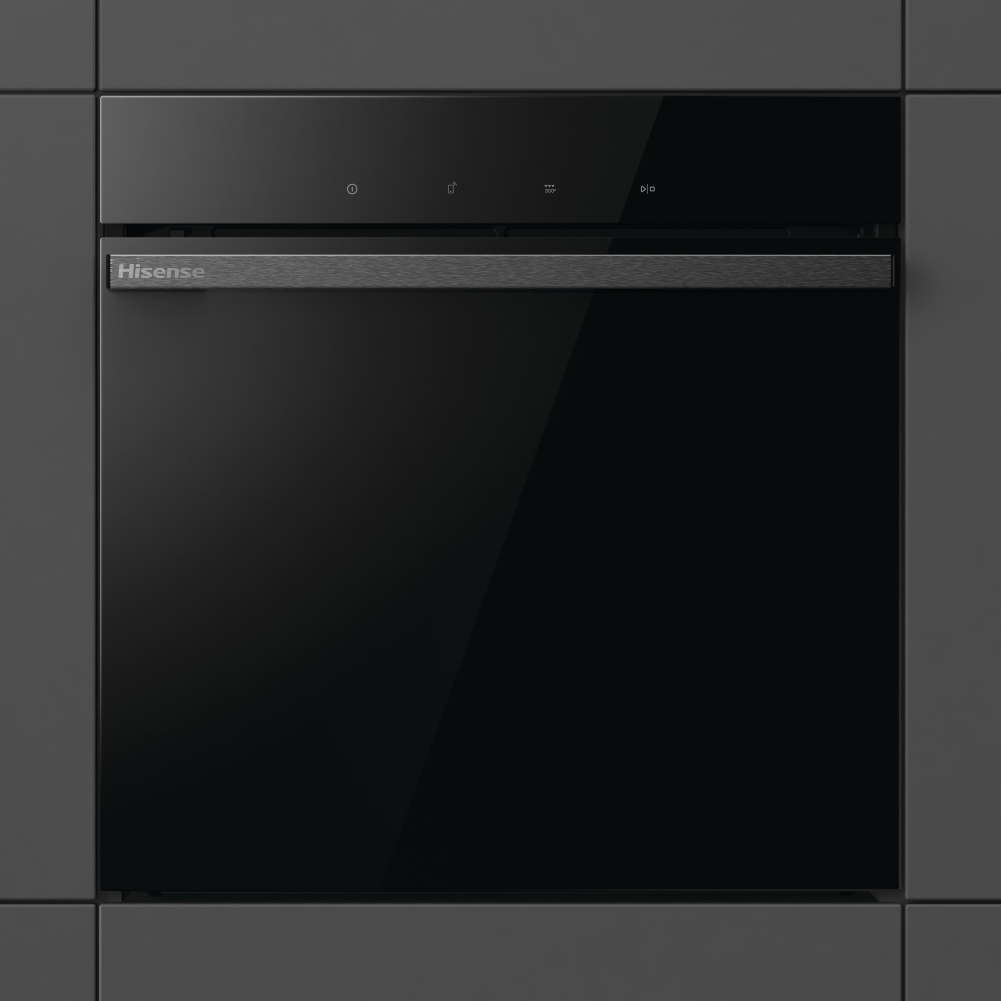 Un forno Hisense nero incassato in una parete grigia. Ha una maniglia e comandi touch.