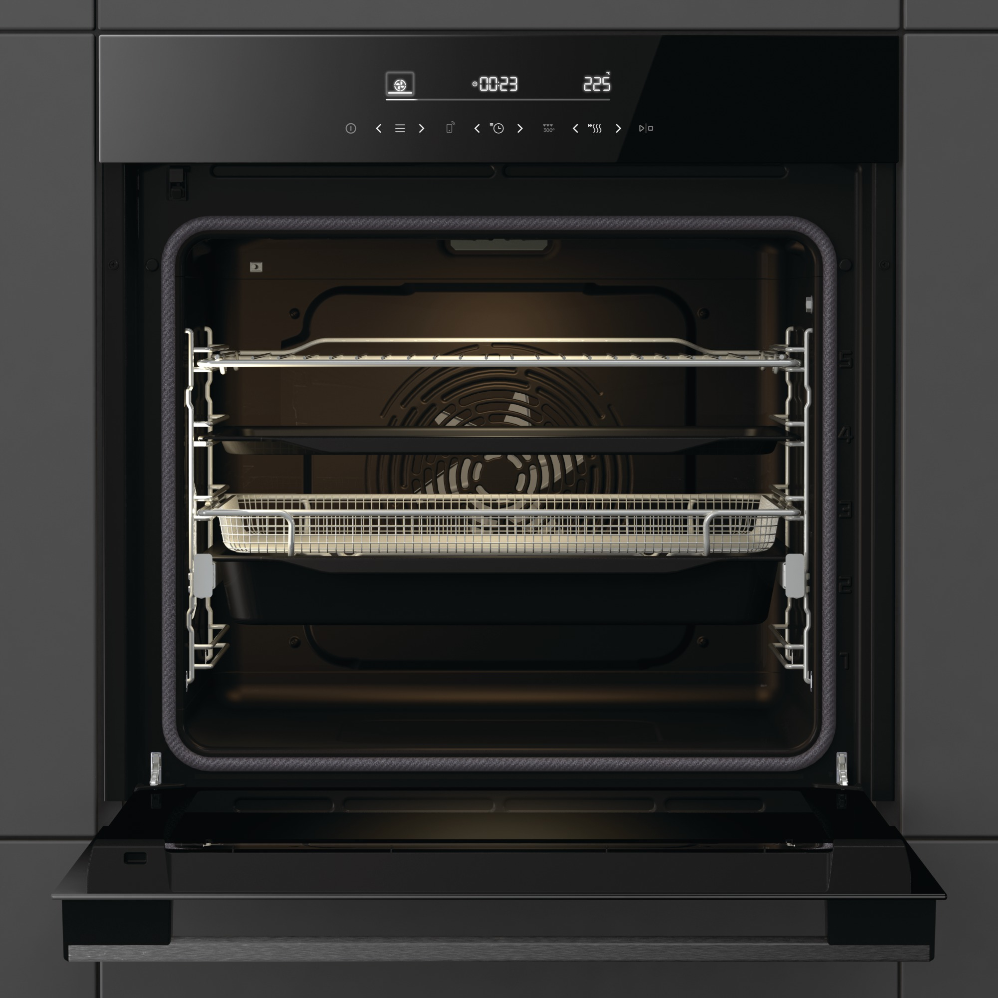 All'interno di un forno nero con porta aperta. Ripiani, una ventola e un display digitale.