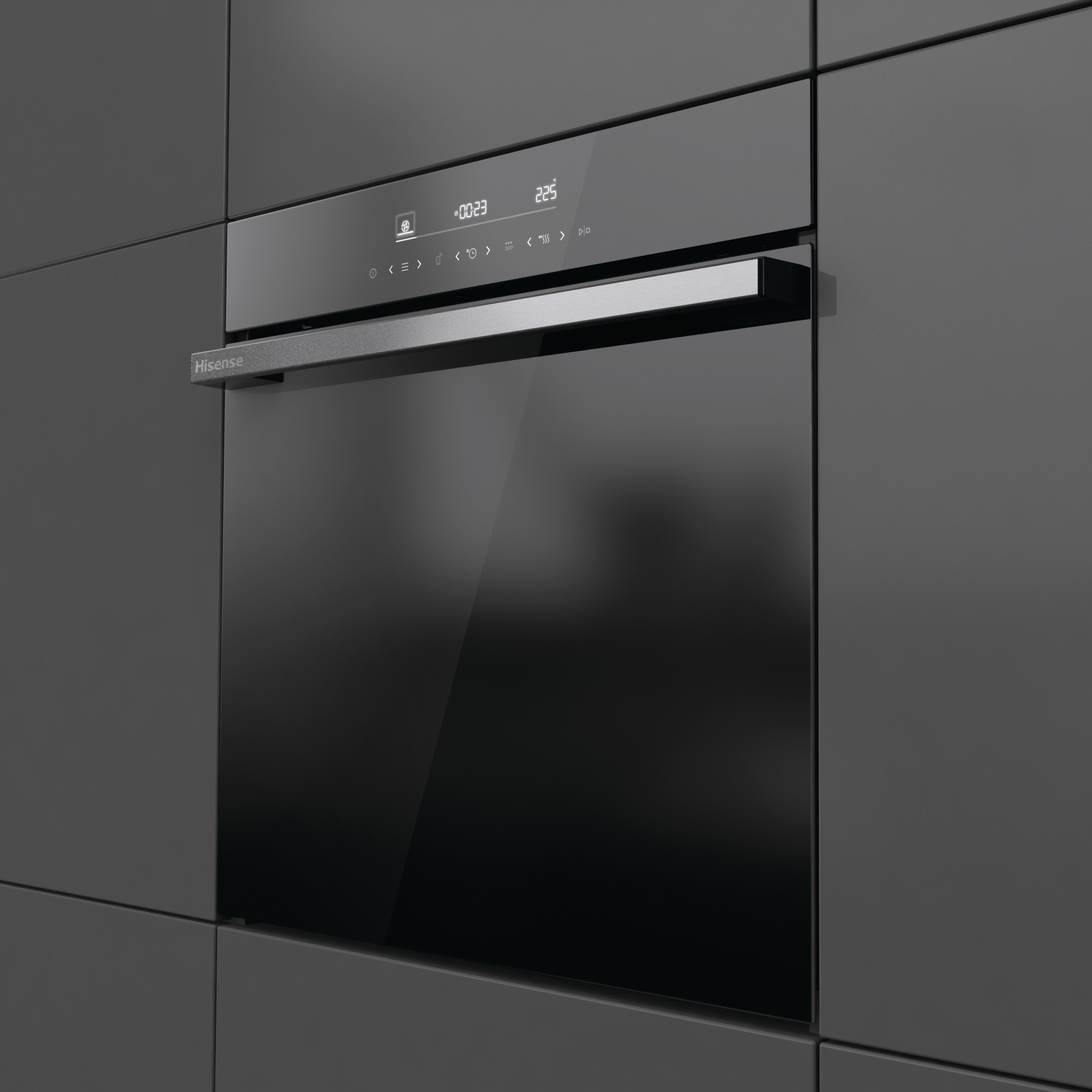 Forno Hisense nero con display digitale, integrato. Parete scura.