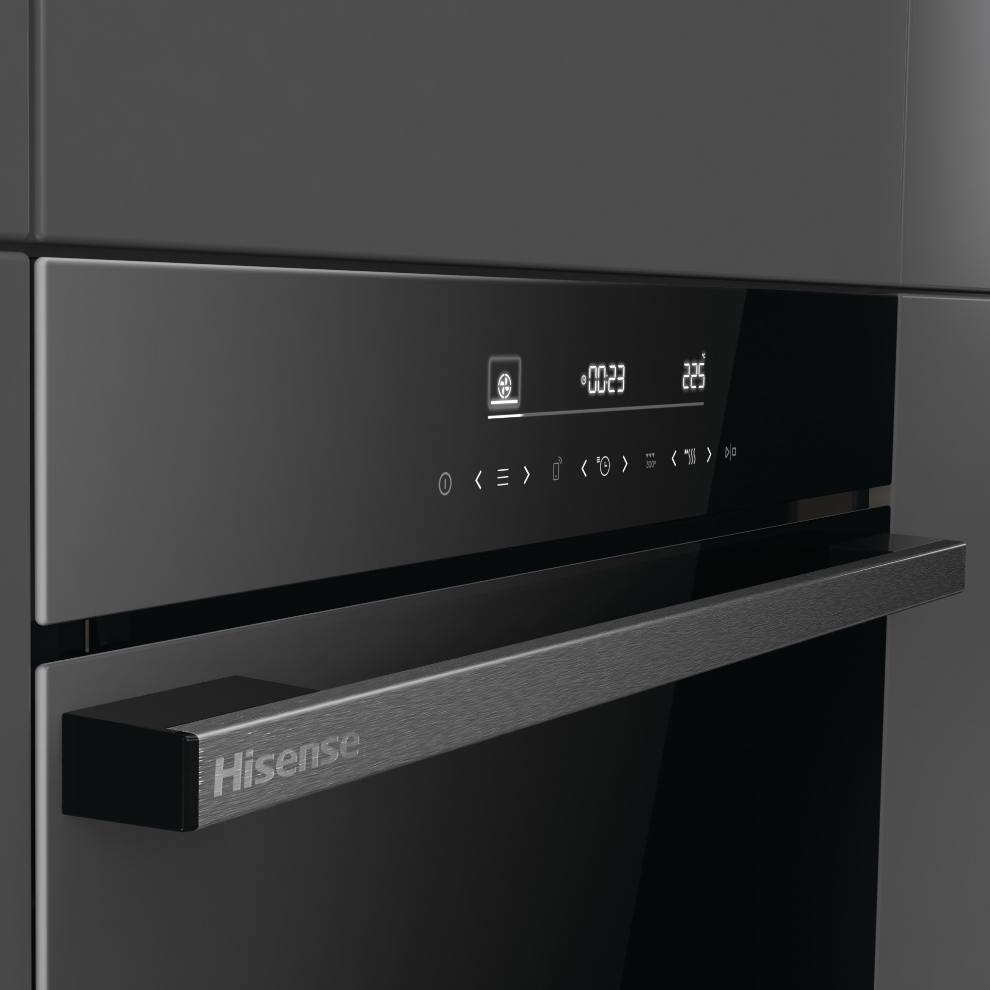 Primo piano del pannello di controllo del forno Hisense. Il display mostra le impostazioni e l'ora.