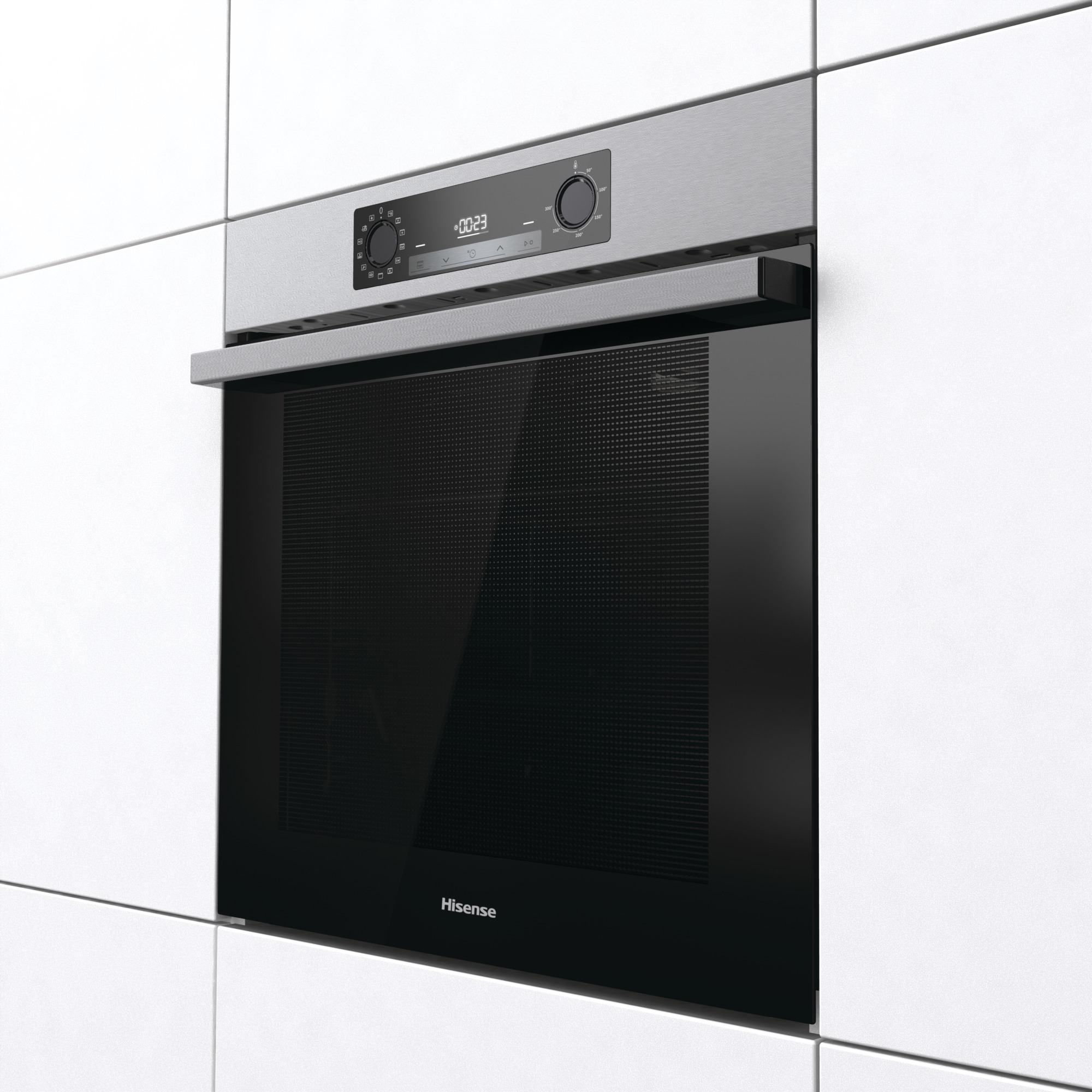 Forno nero ad incasso, dettagli in acciaio inox, montato su parete piastrellata bianca.