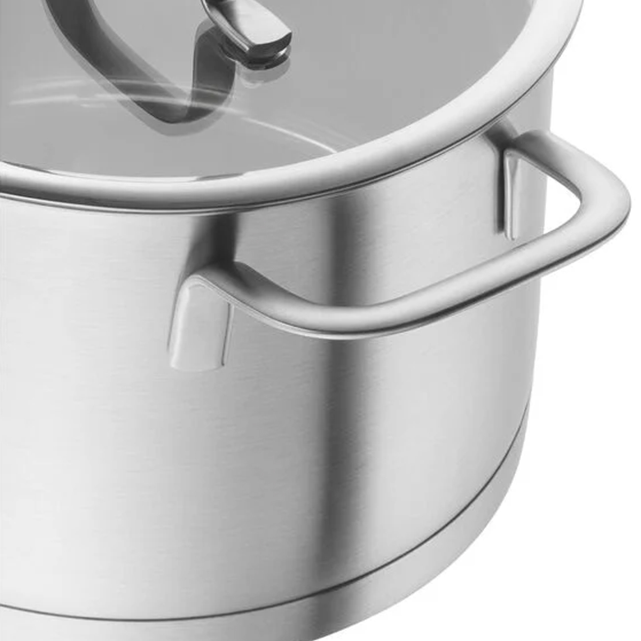 Garnek ze stali nierdzewnej ze szklaną pokrywką i uchwytem, zbliżenie.