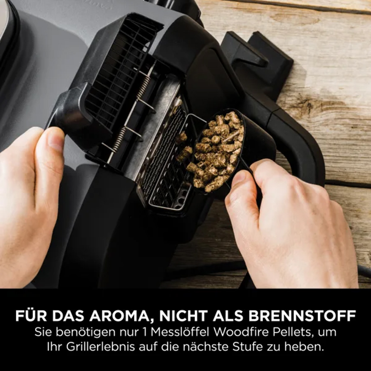 Osoba napełniająca pelletem do dymu wędzarnię. Tekst mówi: 'Dla aromatu, nie jako paliwo'.