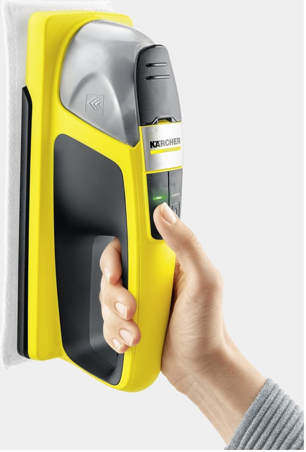 Ręka naciska przycisk na żółto-czarnej myjce do okien Kärcher.