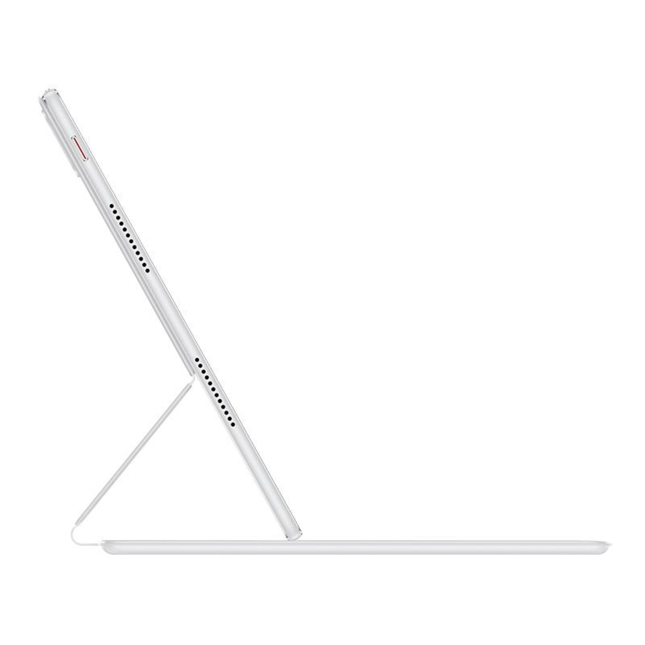Silbernes Tablet mit Tastaturständer. Das Tablet lehnt auf weißem Hintergrund an dem Ständer.