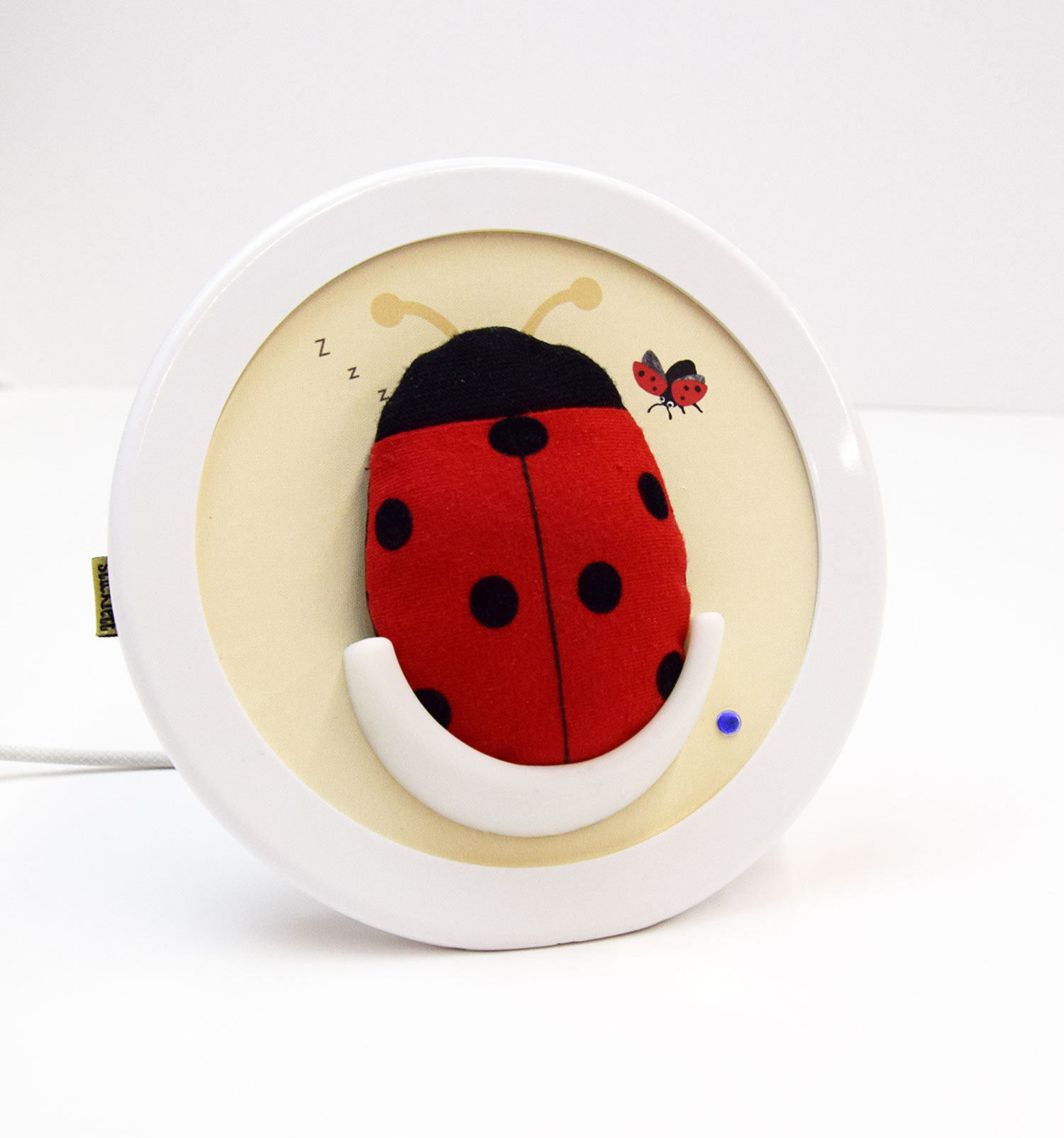 Eine runde weiße Lampe mit einem Marienkäfer darauf. Schwarz-rotes Marienkäfer-Design. Kleiner Marienkäfer.