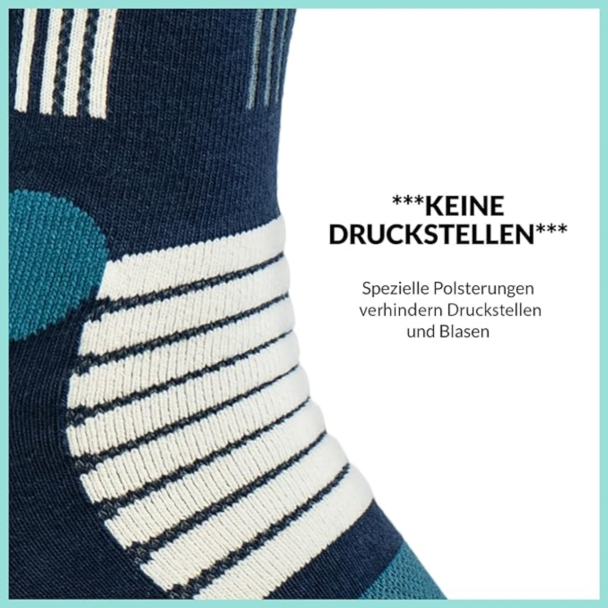 Nahaufnahme einer Socke mit weißen Streifen auf blauem Hintergrund. Text: KEINE DRUCKSTELLEN.