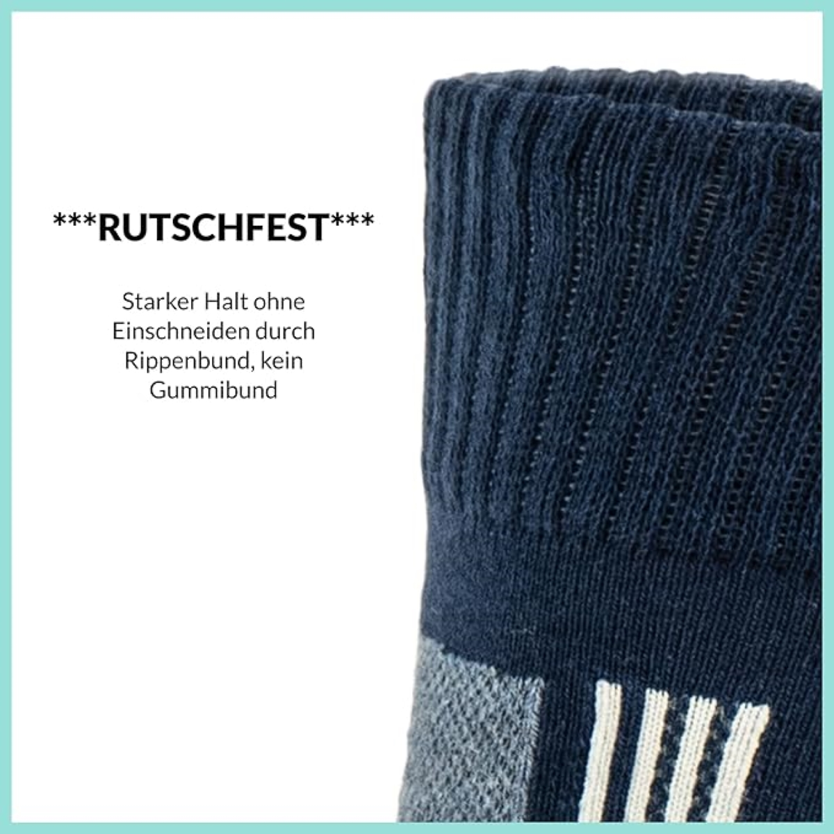 Nahaufnahme einer dunkelblauen Socke mit weißen Streifen und Text. Die Socke hat gerippte Bündchen.