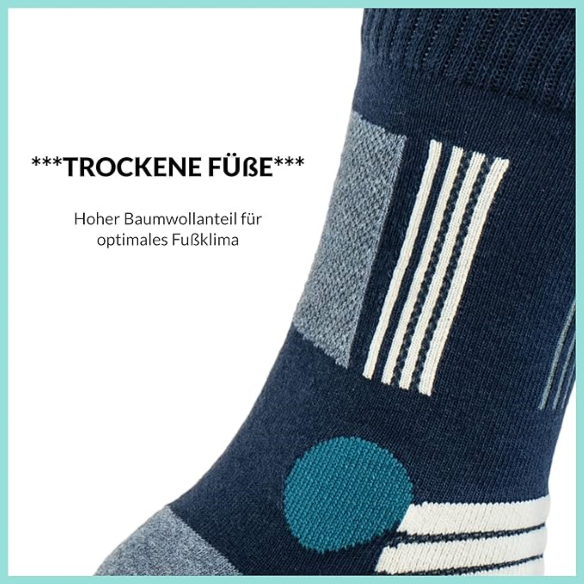 Nahaufnahme einer blauen Socke mit geometrischen Mustern und Text: ***TROCKENE FÜSSE***, hoher Baumwollanteil.