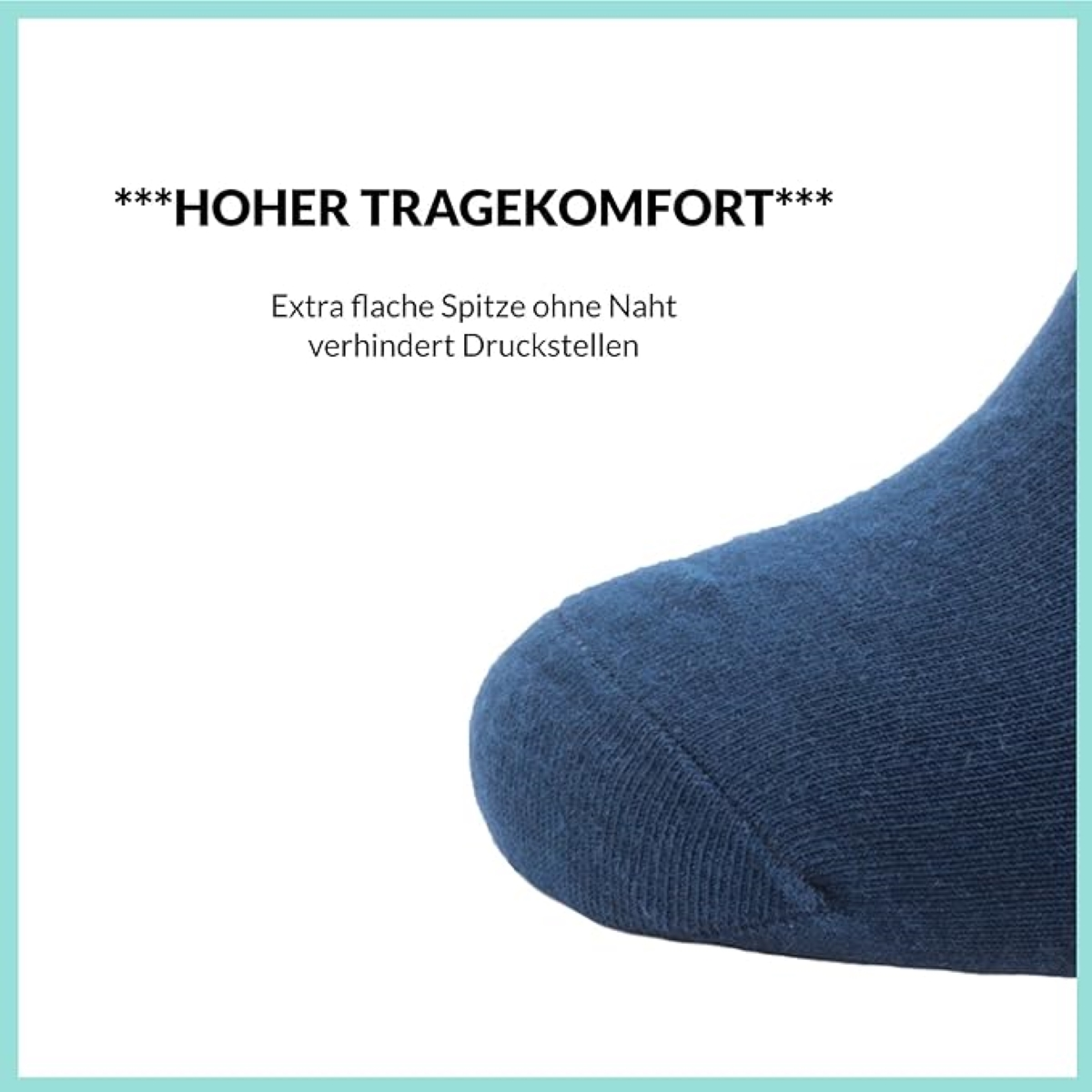 Blaue Socke mit Text über Komfort, Nahaufnahme des Zehenbereichs, vor hellem Hintergrund.