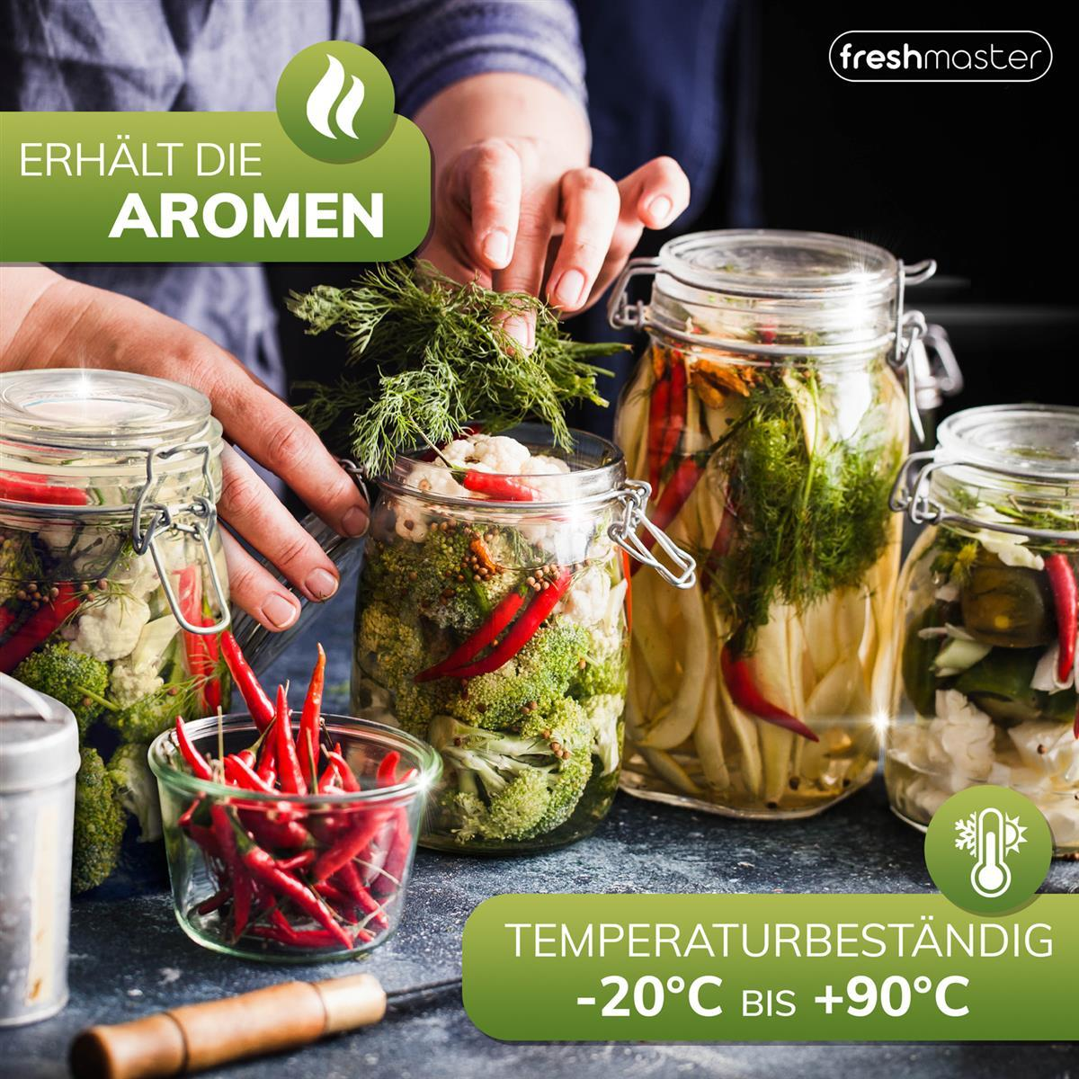 Das Bild zeigt Gläser mit konservierten Lebensmitteln, darunter Paprika, Blumenkohl, Brokkoli und Dill.