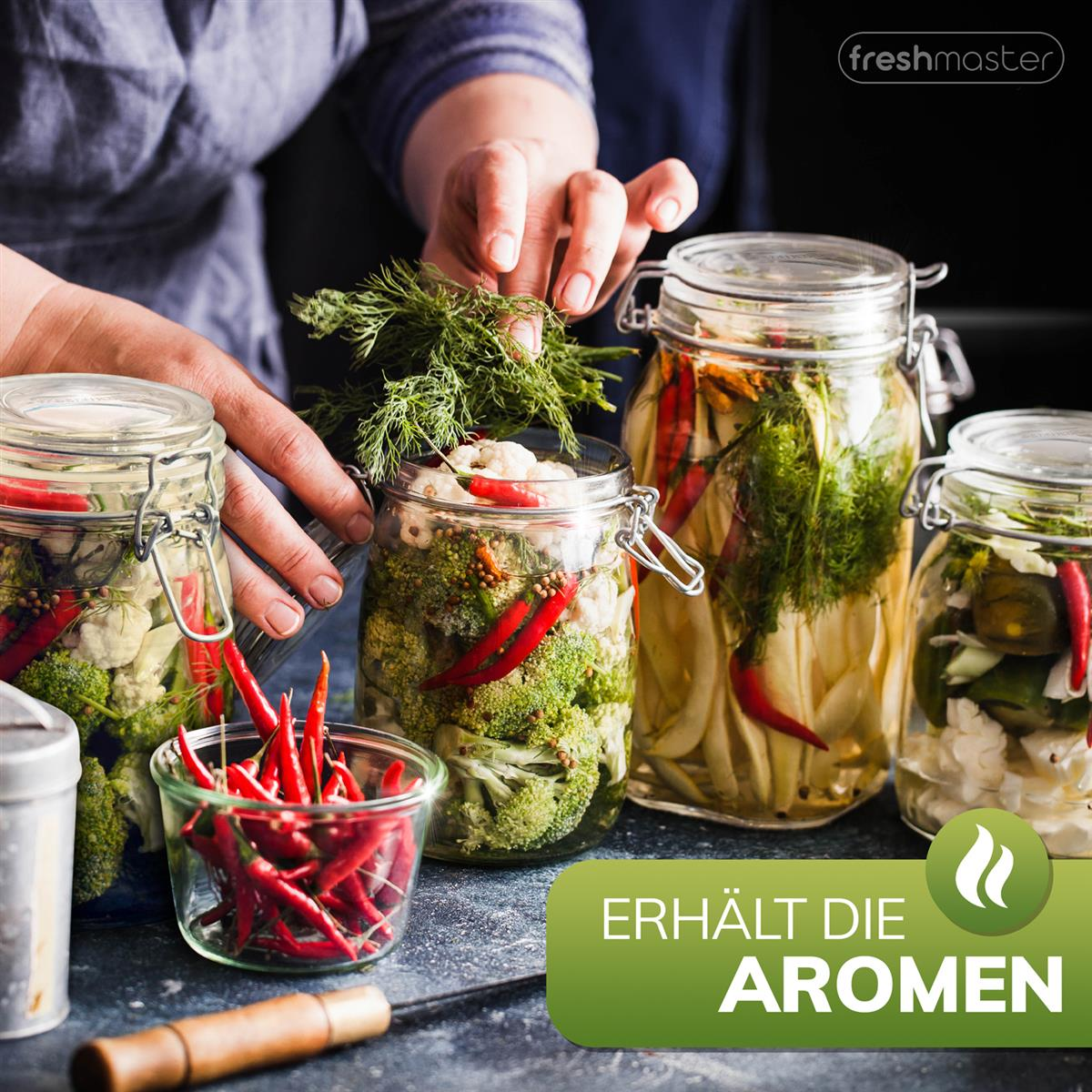 Gläser mit eingelegtem Gemüse, roten Paprika, Dill und Brokkoli.