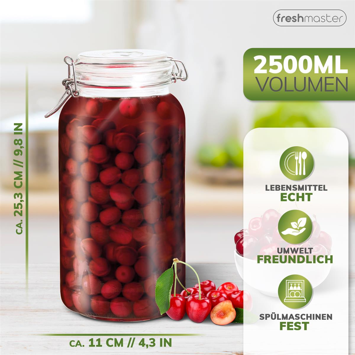 Glas mit Kirschen, mit Etikett und ein paar Kirschen davor. Rot und grün.