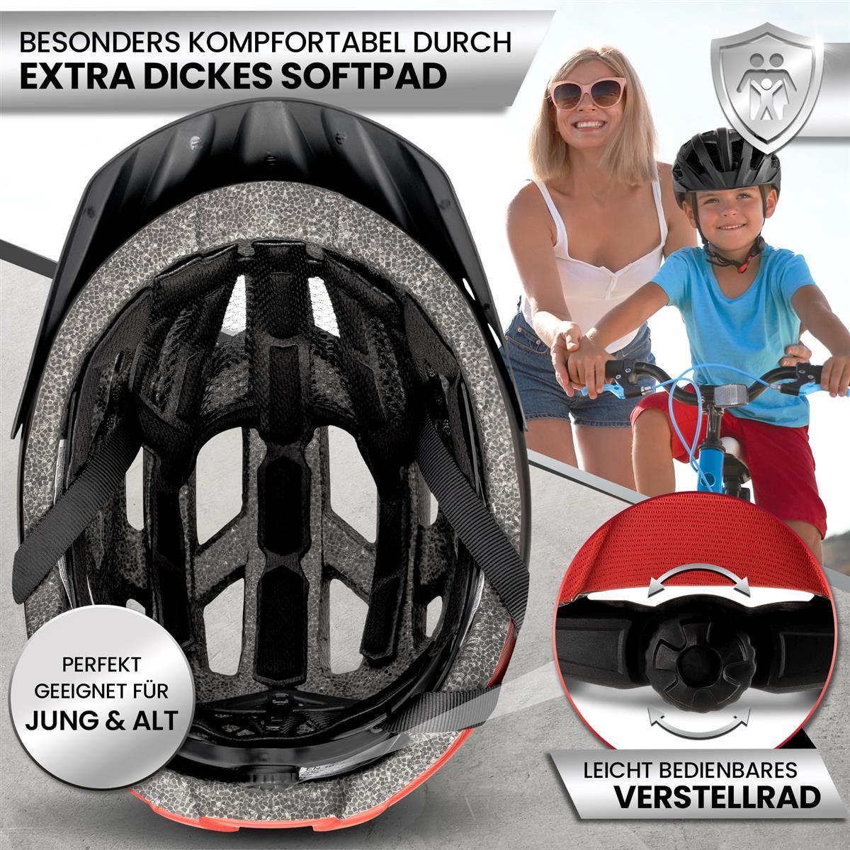 Ein Kind und eine Frau tragen Helme, Nahaufnahme der Helmanpassung.
