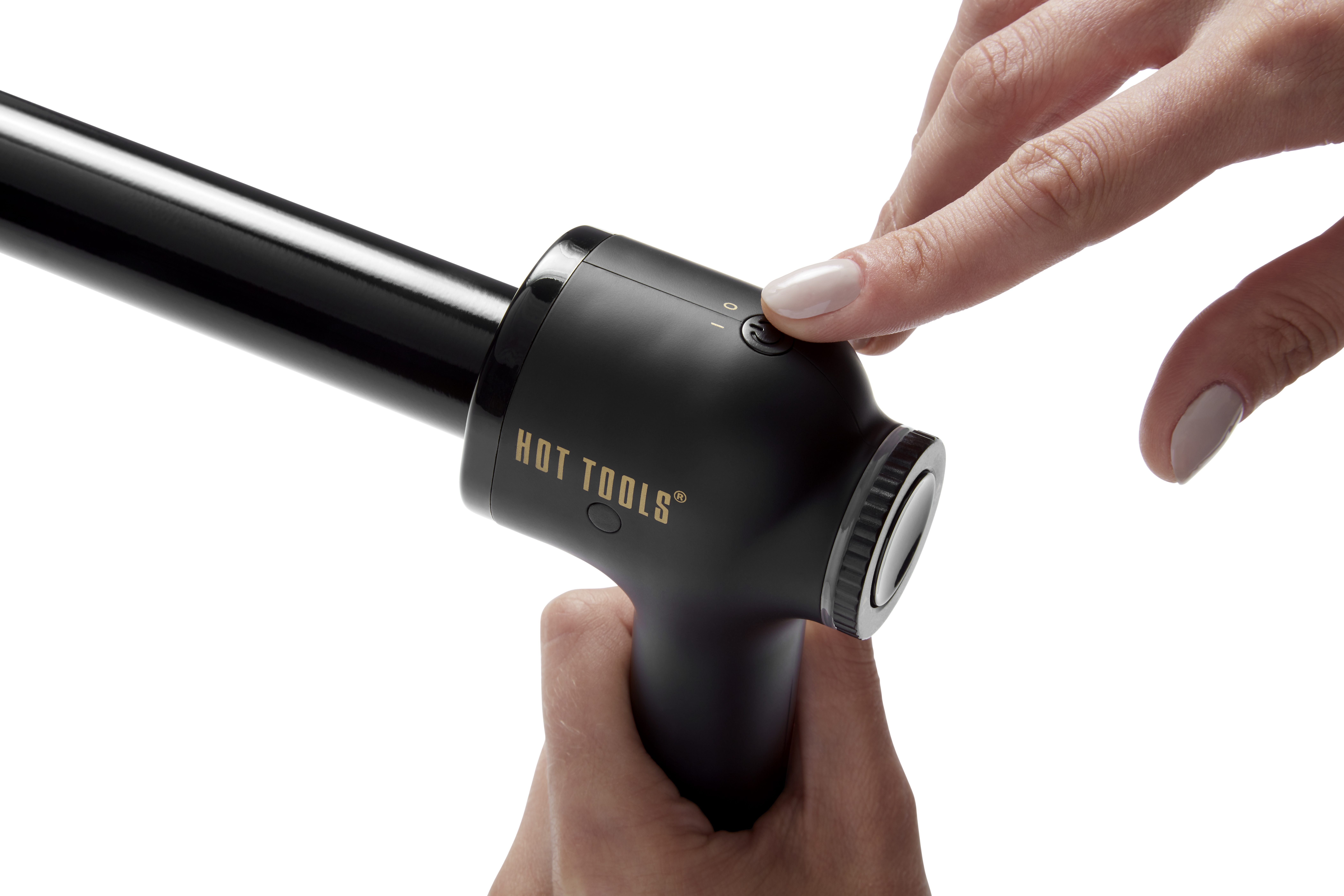 Handen van een persoon drukken op een knop van een zwart haarstylingtool.