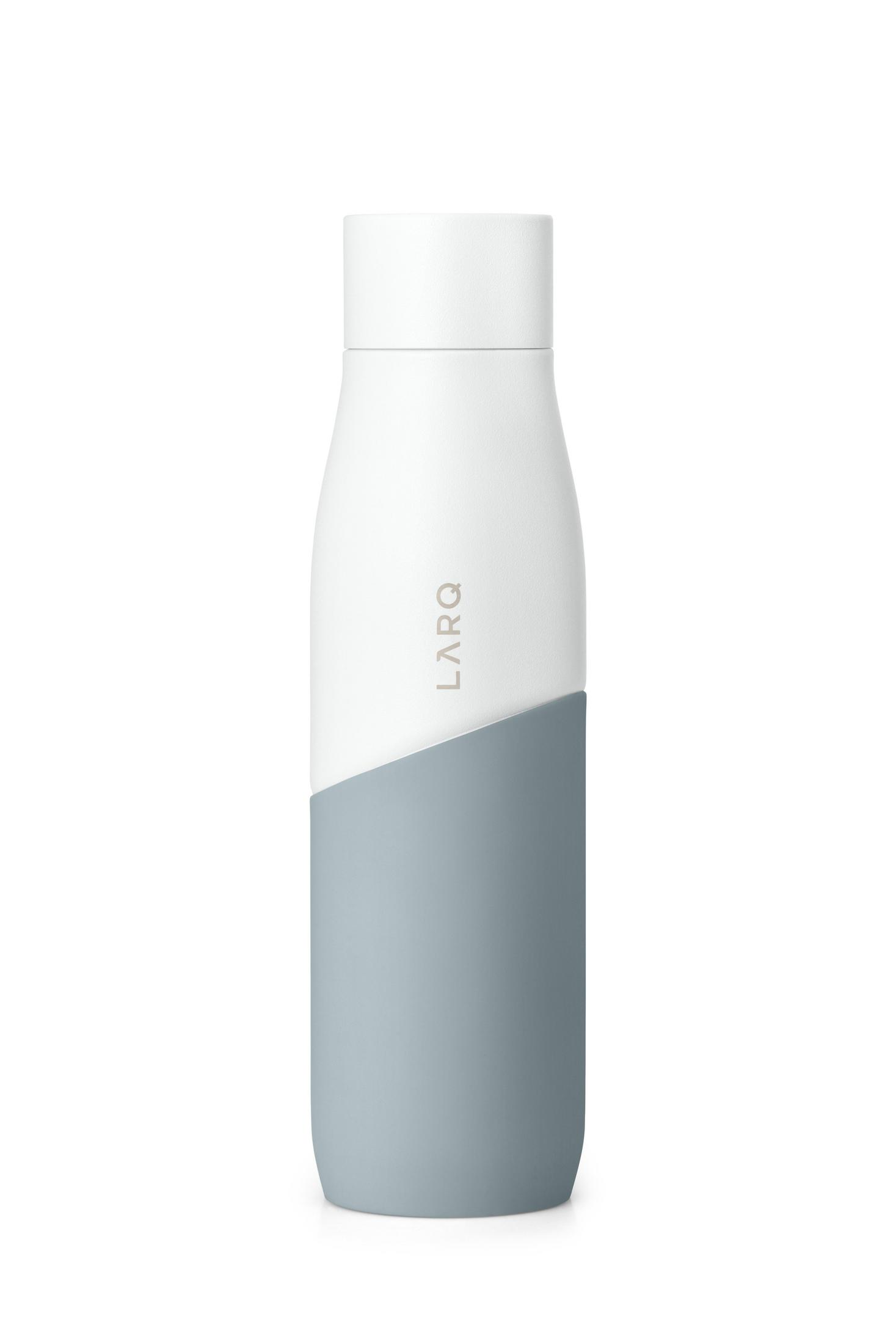 Weiße und graue Wasserflasche. Weißer Hintergrund.