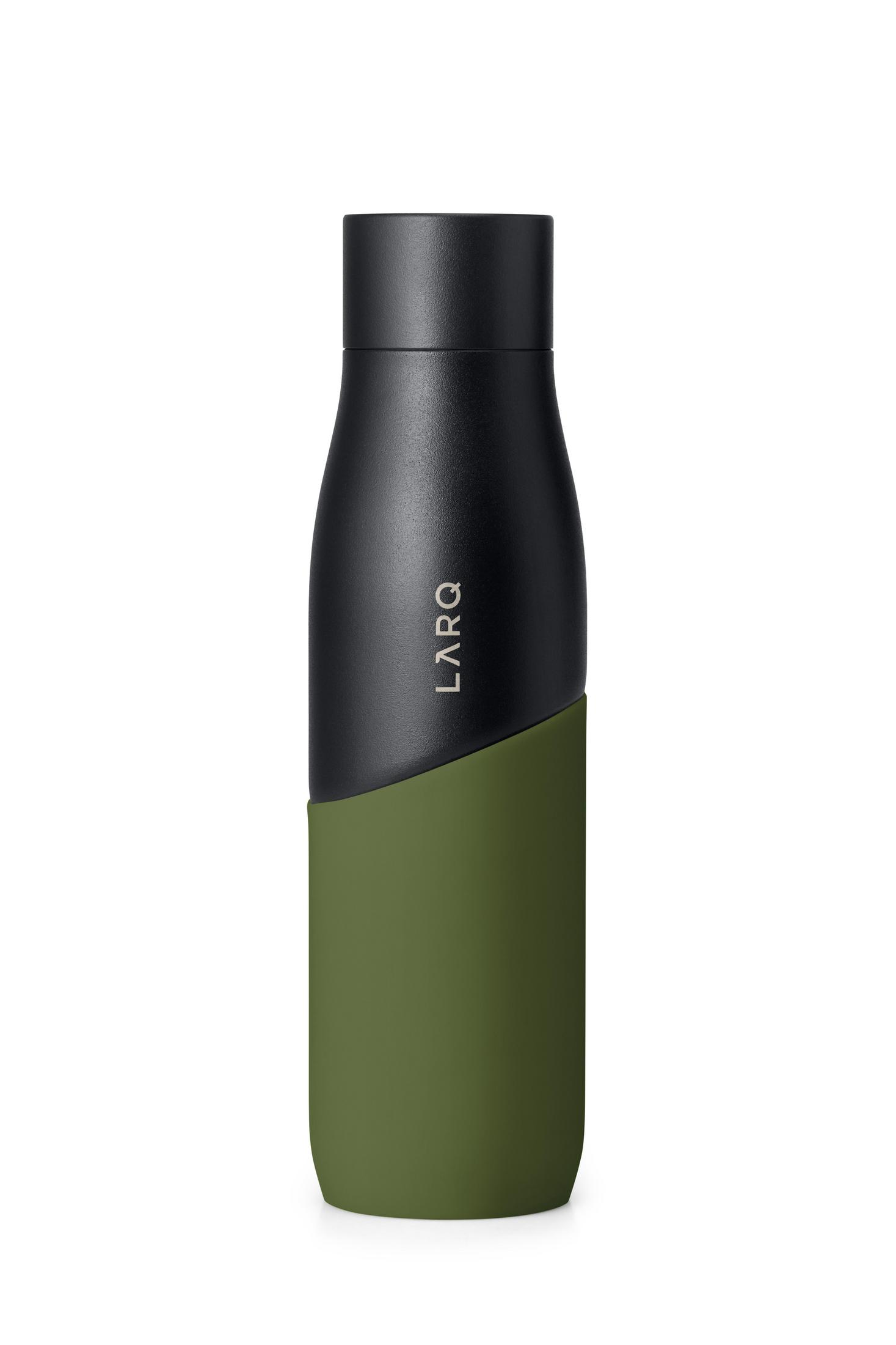 Schwarze und grüne Wasserflasche mit dem Markennamen LARQ auf weißem Hintergrund.
