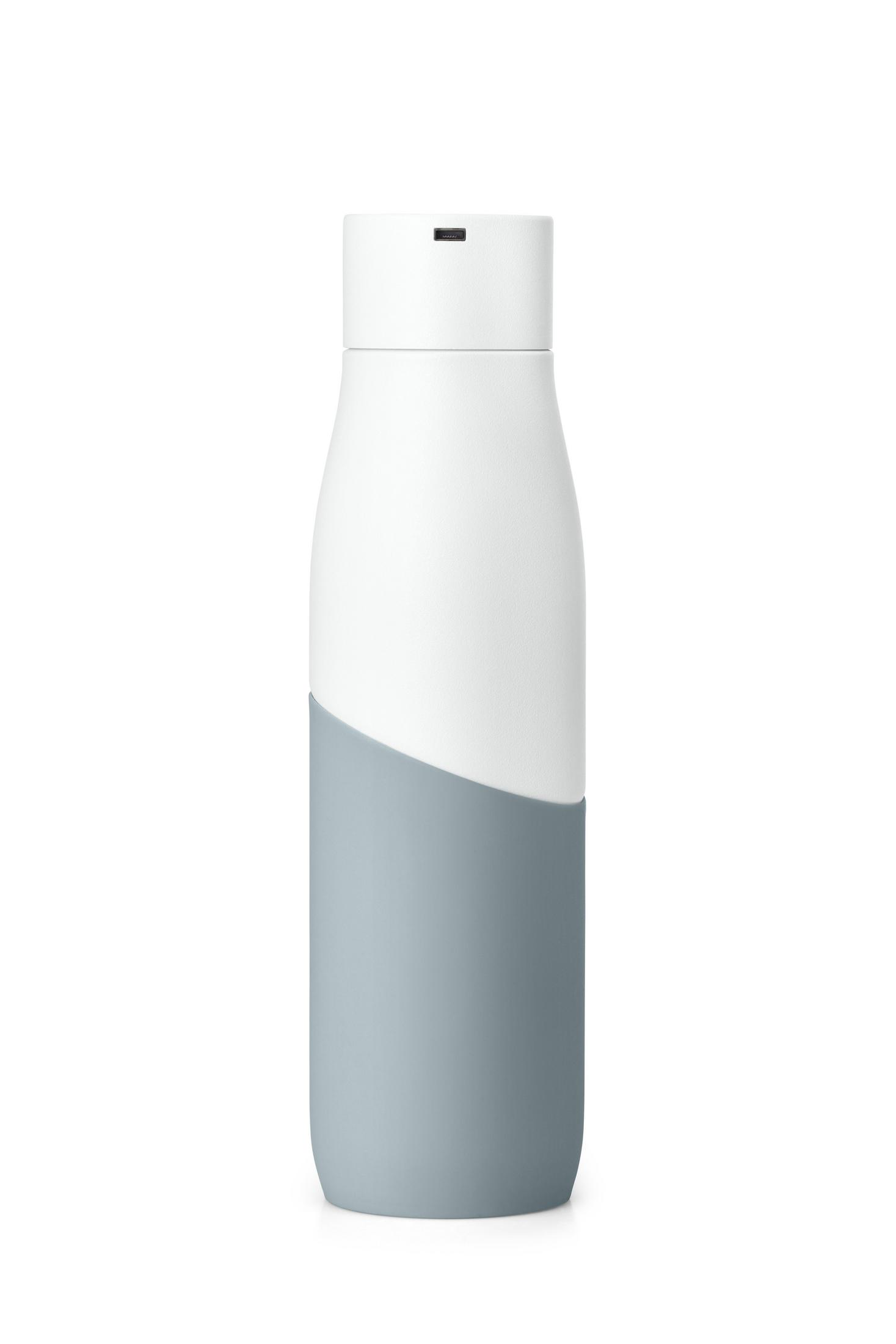 Weiße und graue Wasserflasche auf weißem Hintergrund.