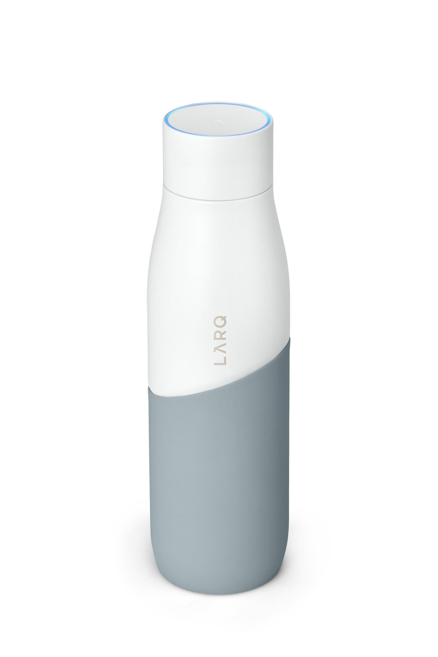 Weiß-graue Wasserflasche mit blauem Deckel. Das Wort LARQ ist sichtbar.