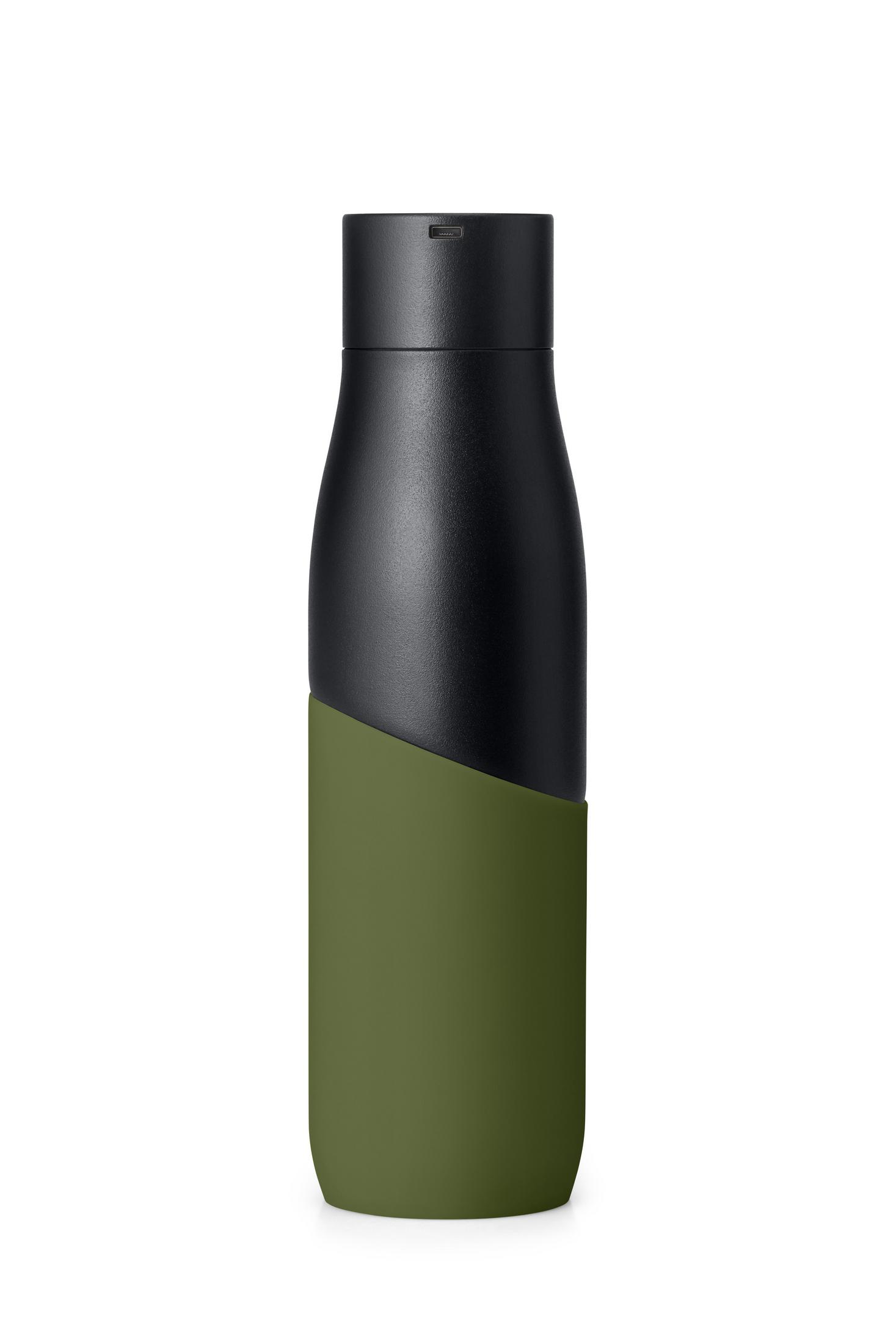 Schwarze und olivgrüne Wasserflasche mit schwarzem Deckel, isoliert auf weißem Hintergrund.