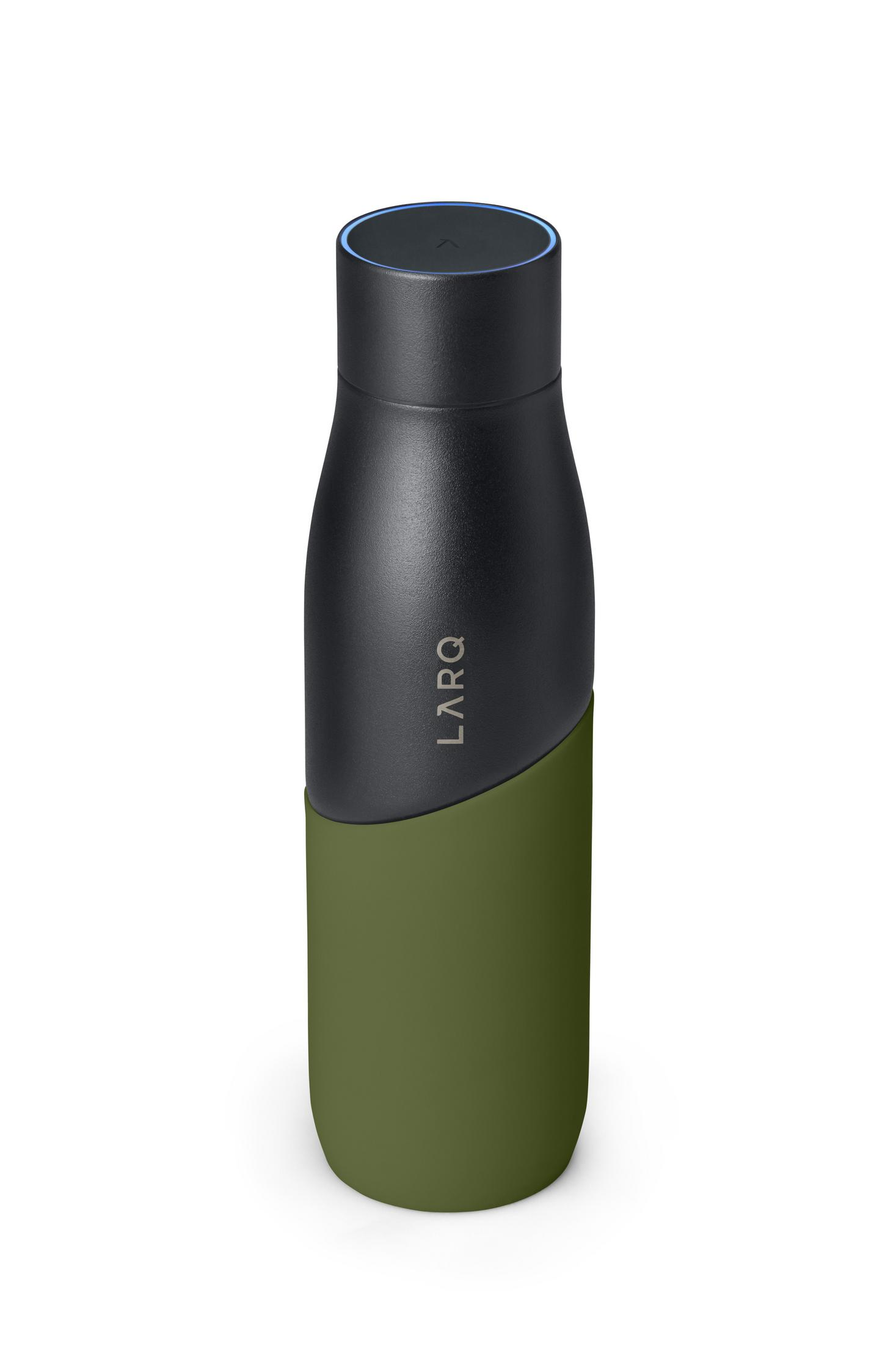 Zweifarbige Wasserflasche, schwarzer Deckel und olivgrüner Boden, vor weißem Hintergrund.